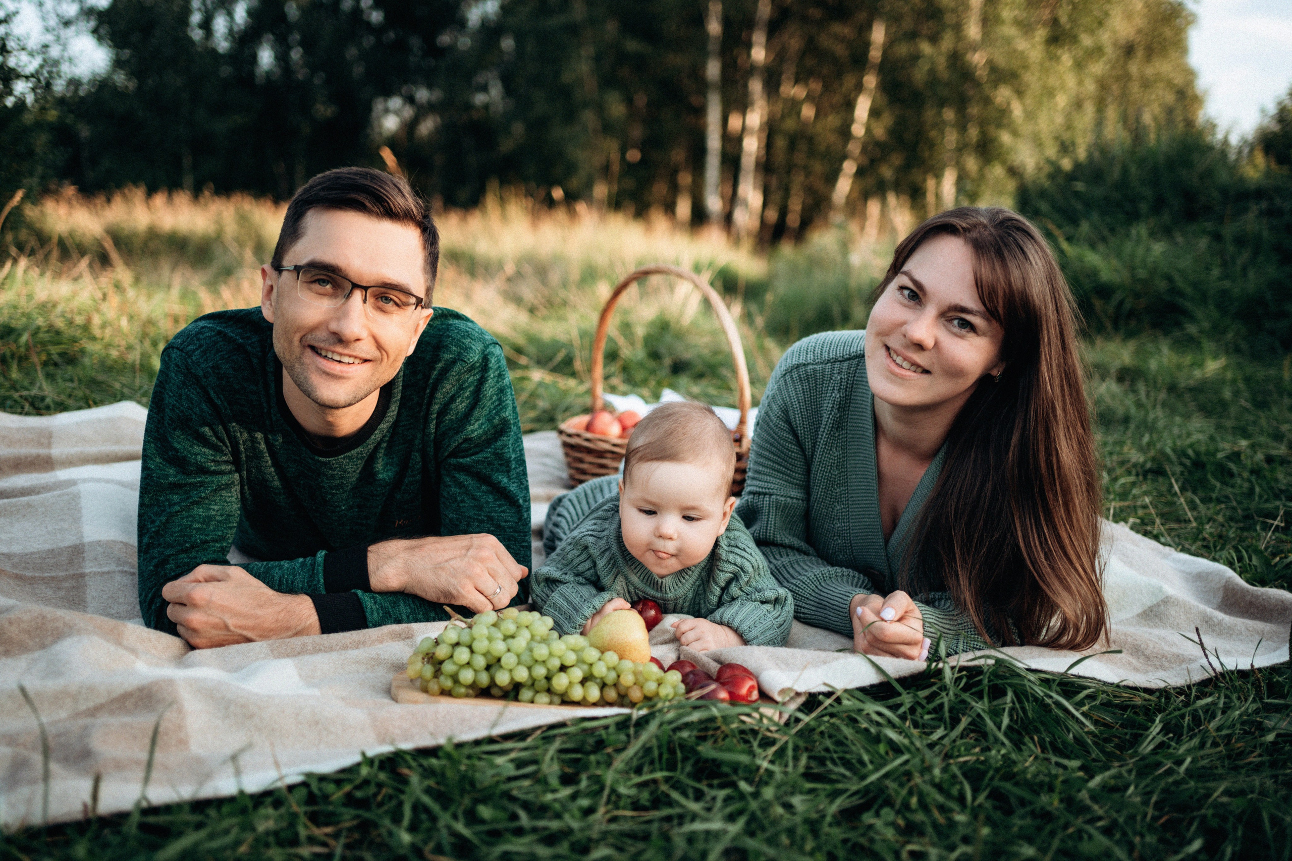 Прогулка в поле. Фотограф новорожденных и малышей до года в Москве Анастасия Соколова