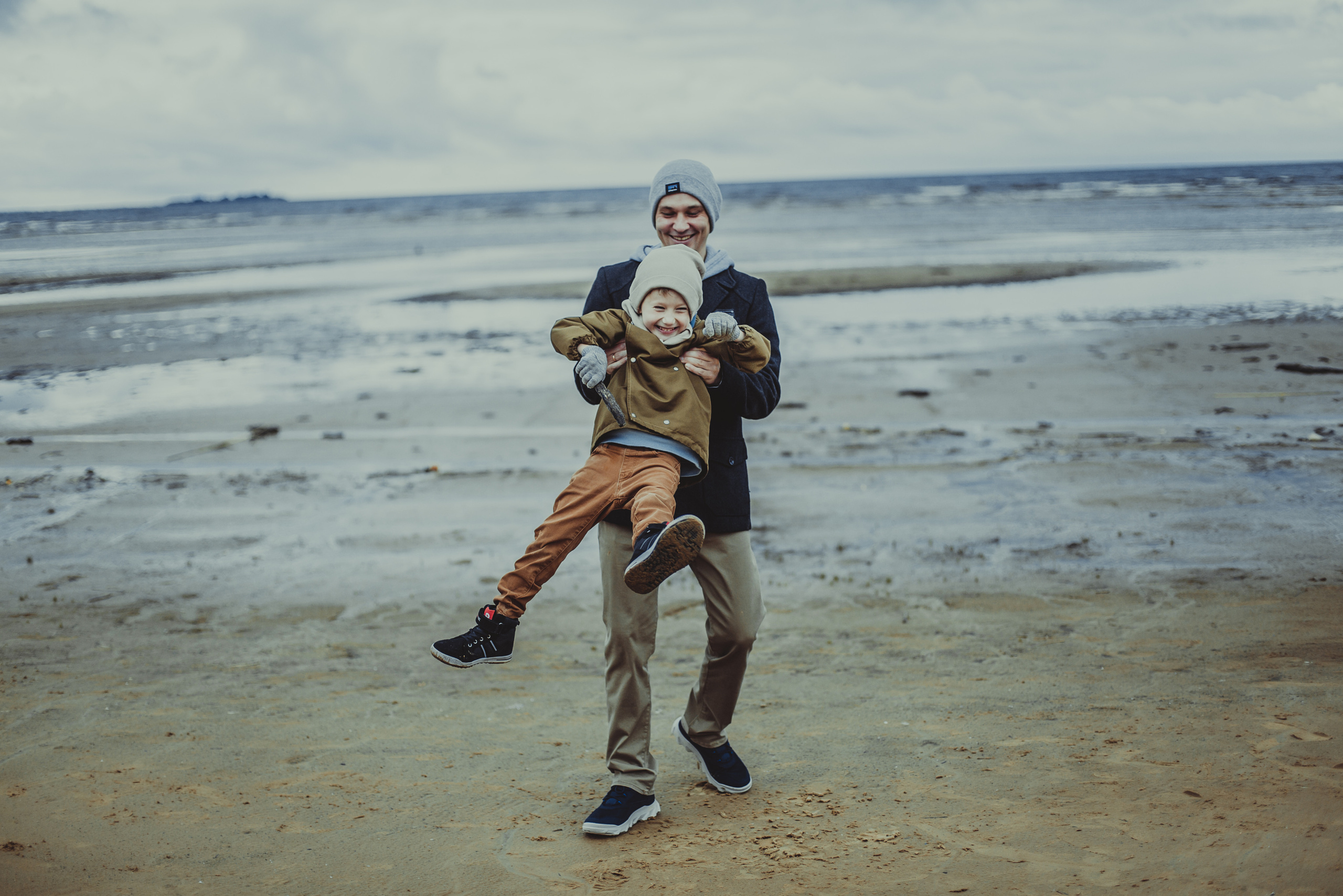 Осенняя фотосессия мамы, папы, дочки и сына на Финском заливе. Детский, свадебный и семейный фотограф Юлия Курбатова, Санкт-Петербург