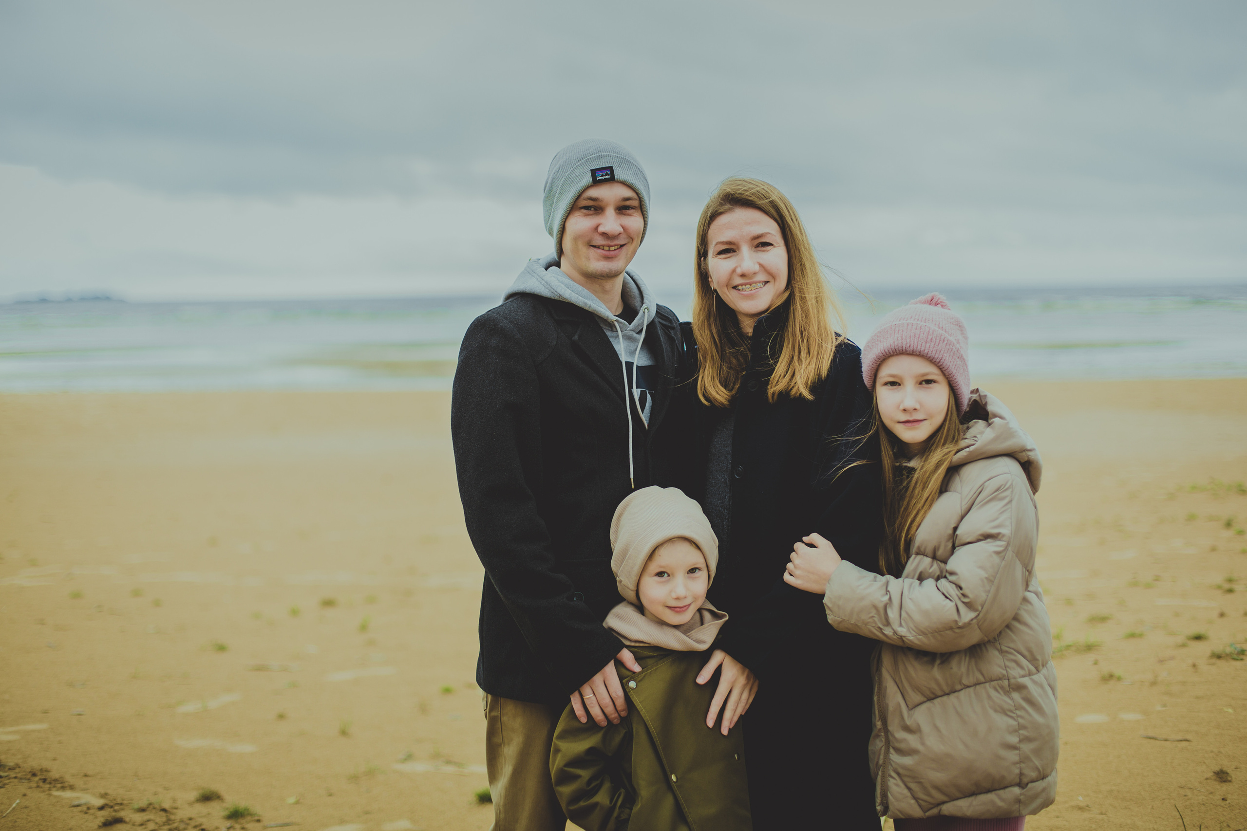 Осенняя фотосессия мамы, папы, дочки и сына на Финском заливе. Детский, свадебный и семейный фотограф Юлия Курбатова, Санкт-Петербург