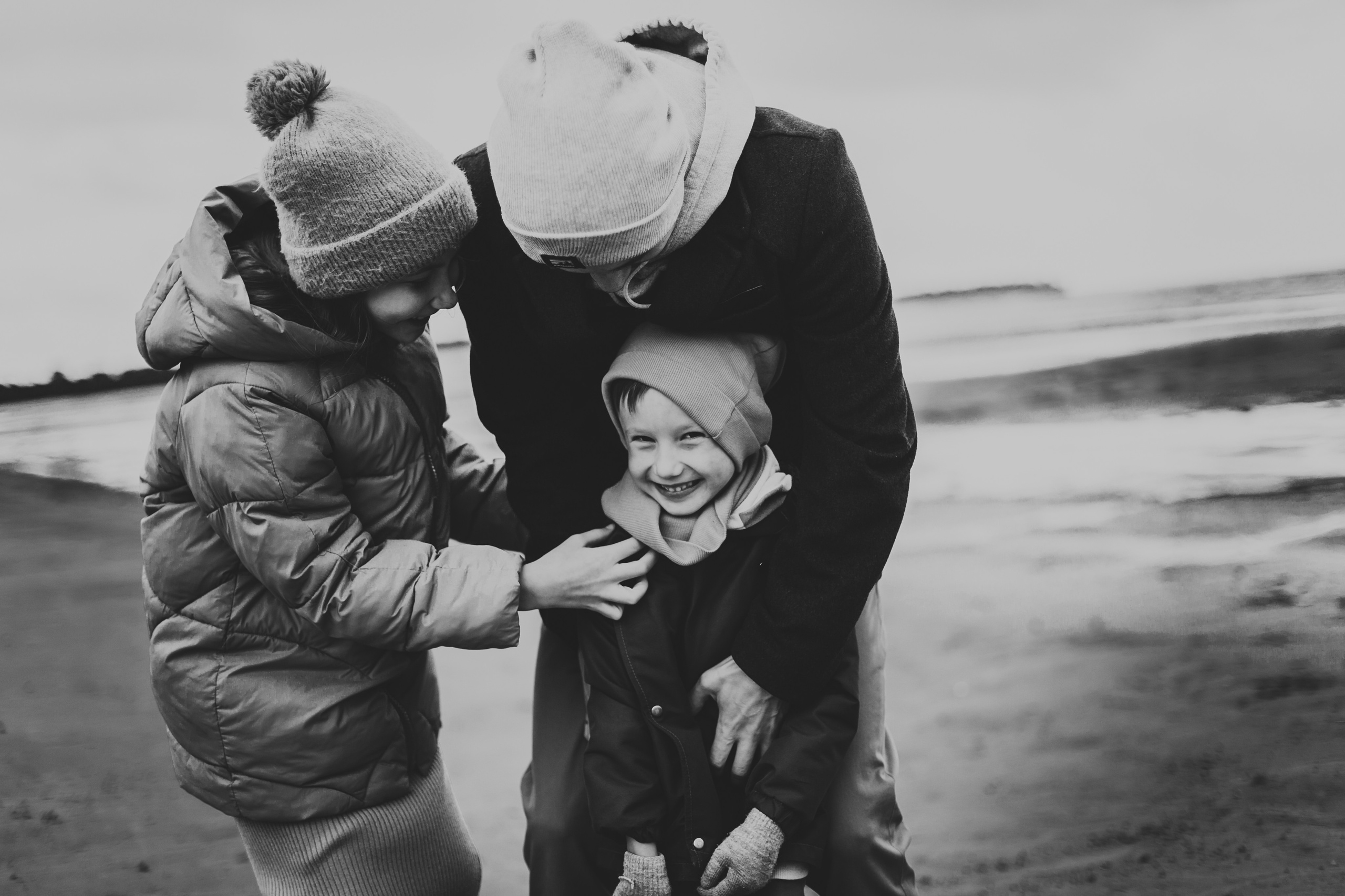 Осенняя фотосессия мамы, папы, дочки и сына на Финском заливе. Детский, свадебный и семейный фотограф Юлия Курбатова, Санкт-Петербург