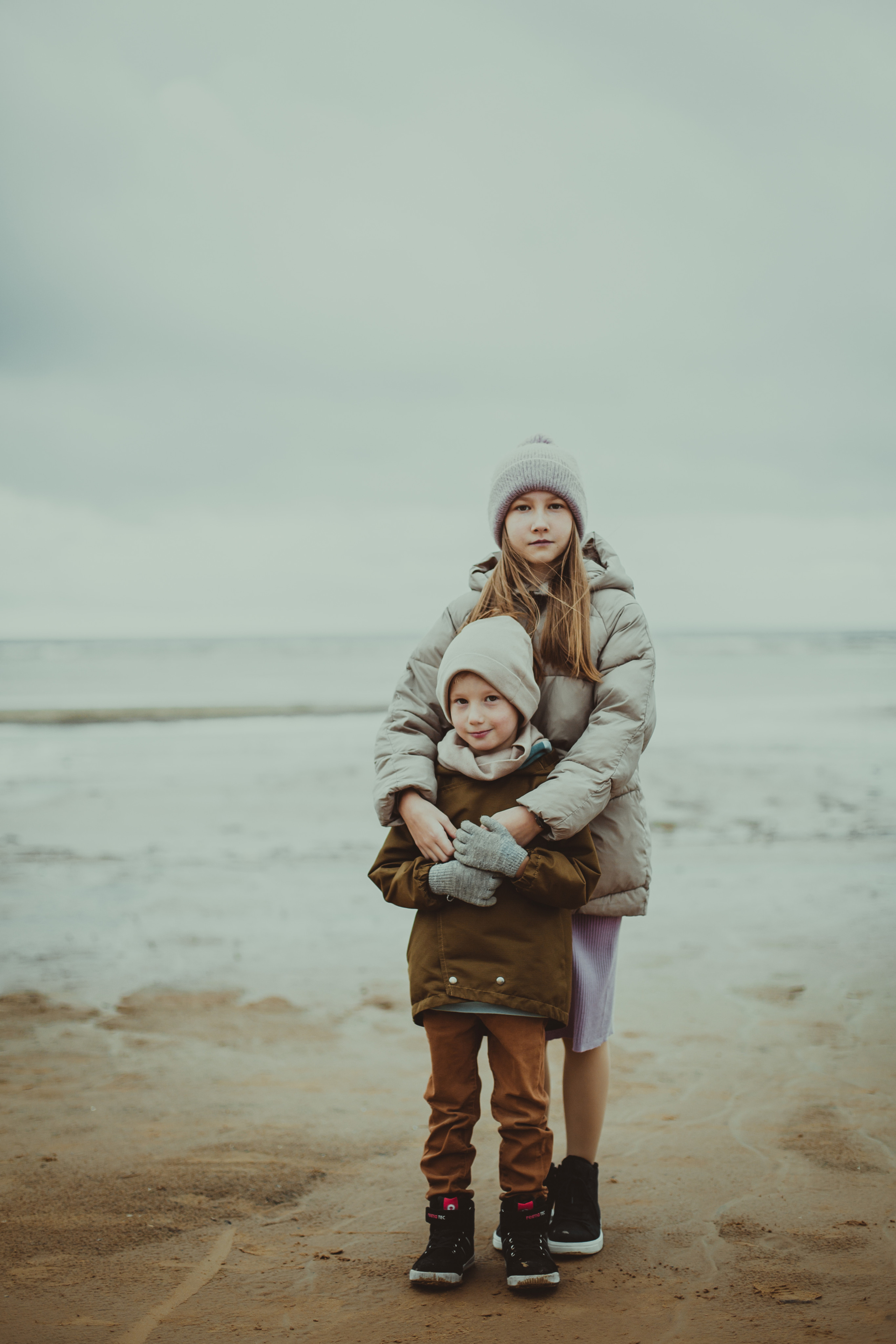 Осенняя фотосессия мамы, папы, дочки и сына на Финском заливе. Детский, свадебный и семейный фотограф Юлия Курбатова, Санкт-Петербург