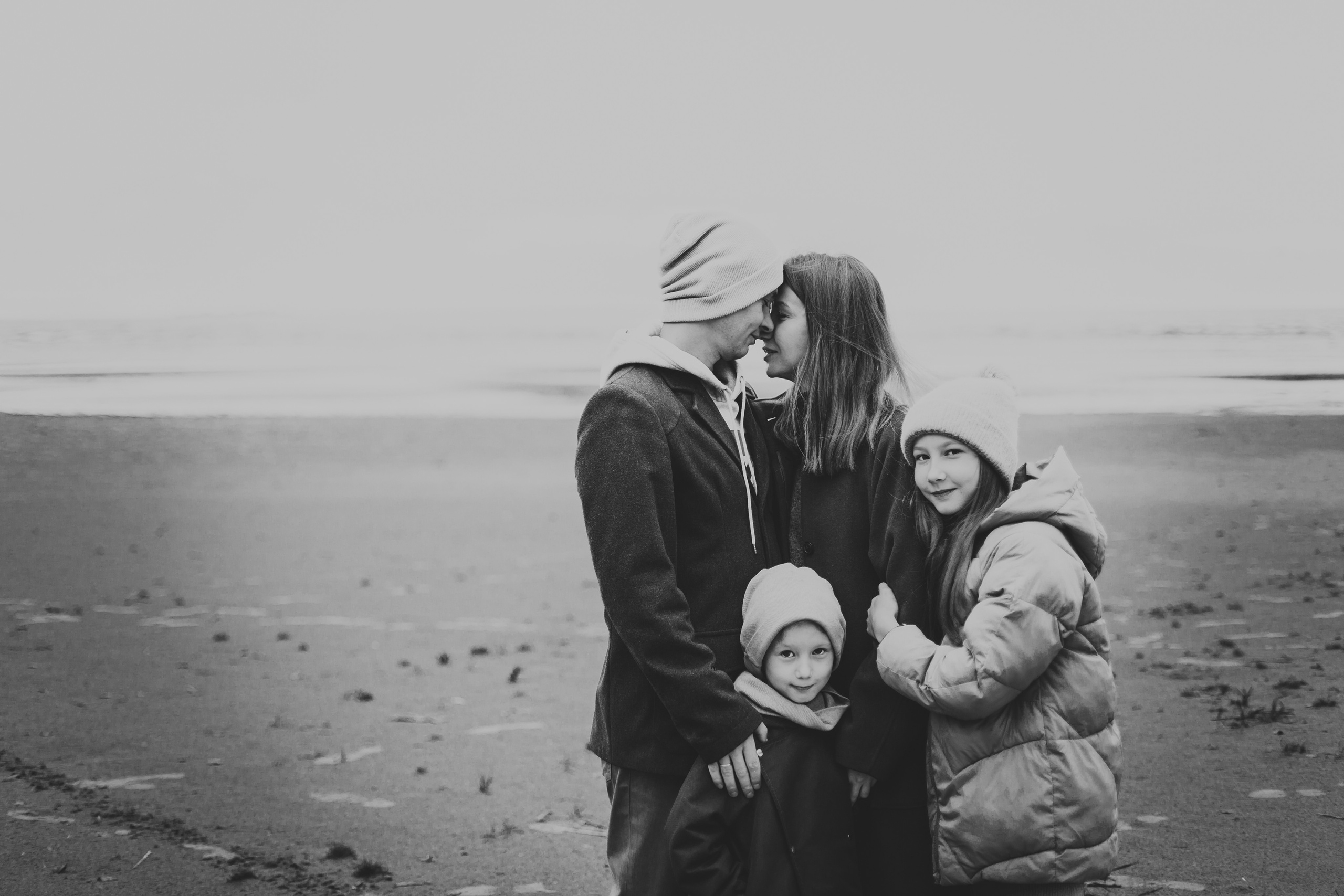 Осенняя фотосессия мамы, папы, дочки и сына на Финском заливе. Детский, свадебный и семейный фотограф Юлия Курбатова, Санкт-Петербург