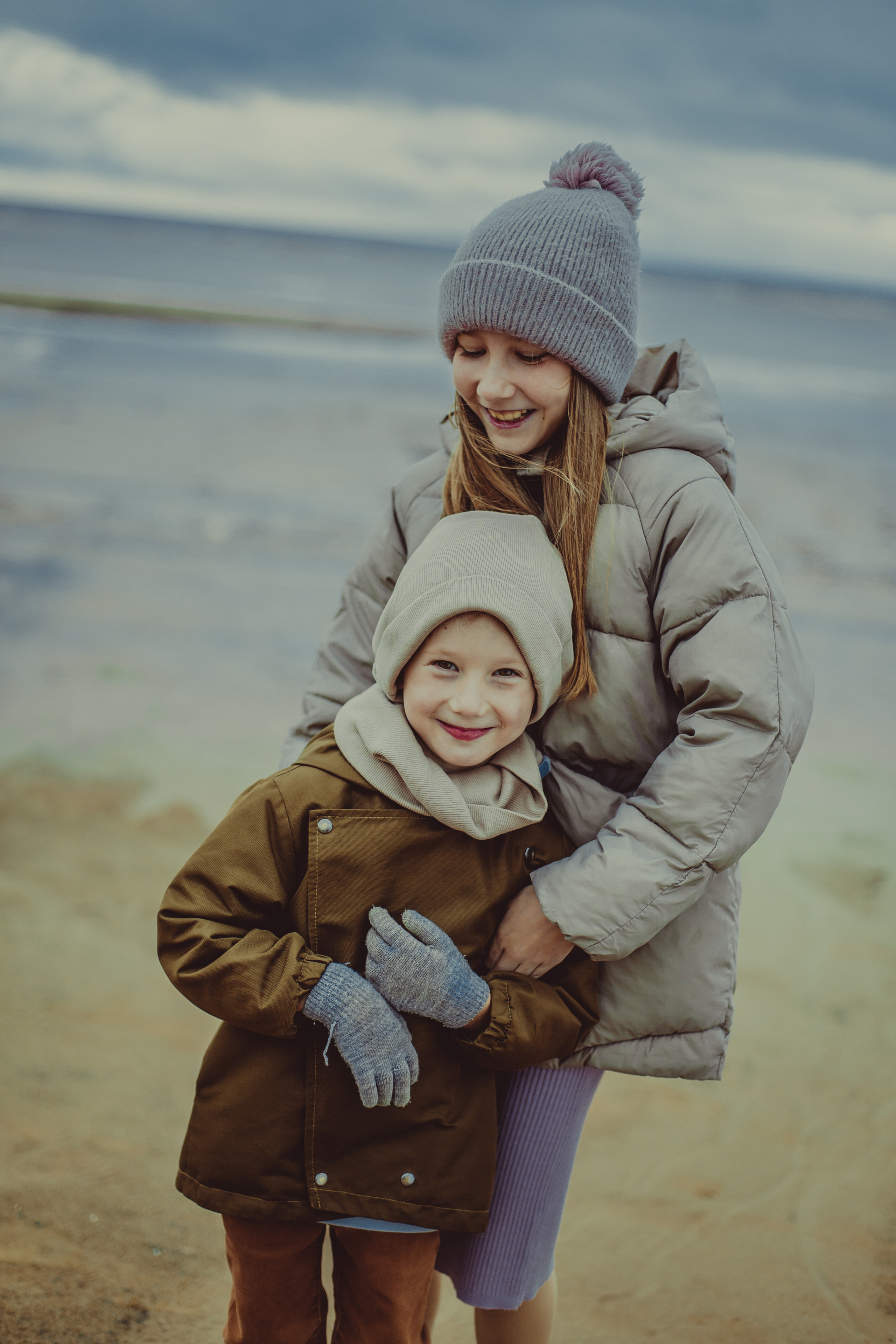 Осенняя фотосессия мамы, папы, дочки и сына на Финском заливе. Детский, свадебный и семейный фотограф Юлия Курбатова, Санкт-Петербург