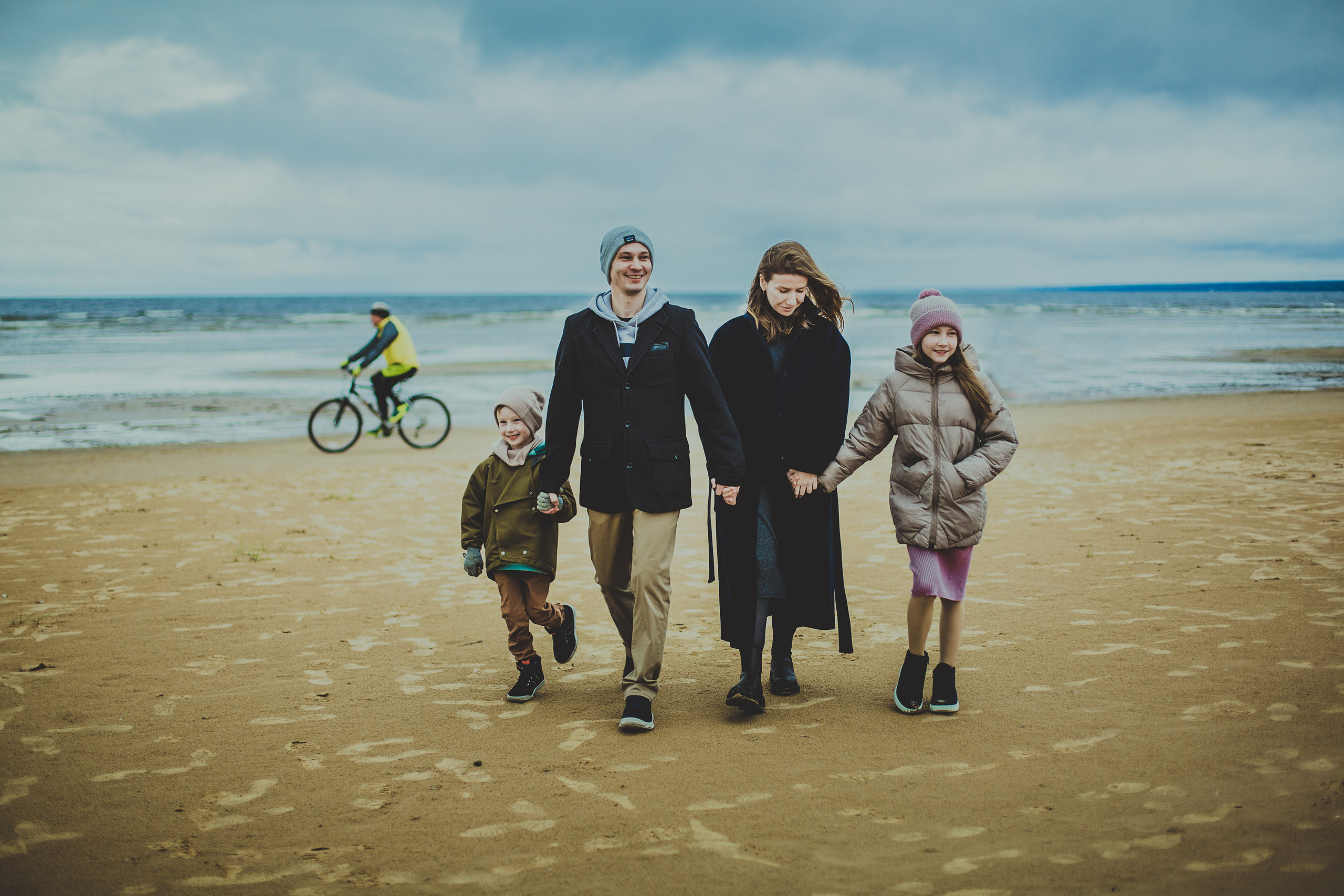 Осенняя фотосессия мамы, папы, дочки и сына на Финском заливе. Детский, свадебный и семейный фотограф Юлия Курбатова, Санкт-Петербург