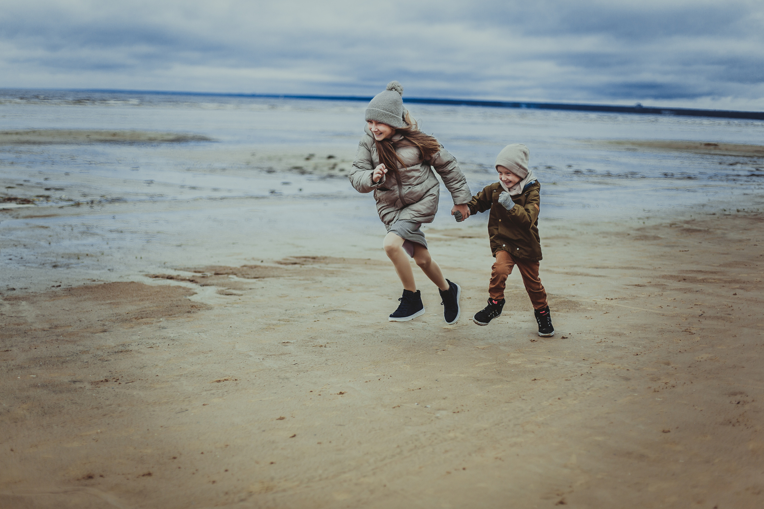 Осенняя фотосессия мамы, папы, дочки и сына на Финском заливе. Детский, свадебный и семейный фотограф Юлия Курбатова, Санкт-Петербург