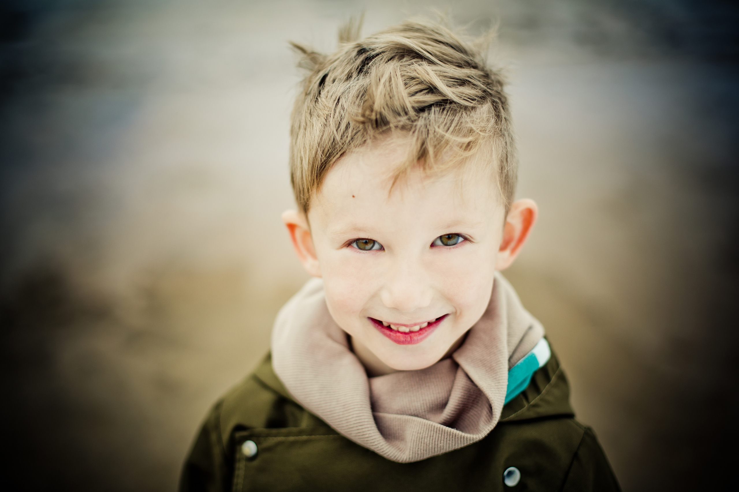 Осенняя фотосессия мамы, папы, дочки и сына на Финском заливе. Детский, свадебный и семейный фотограф Юлия Курбатова, Санкт-Петербург