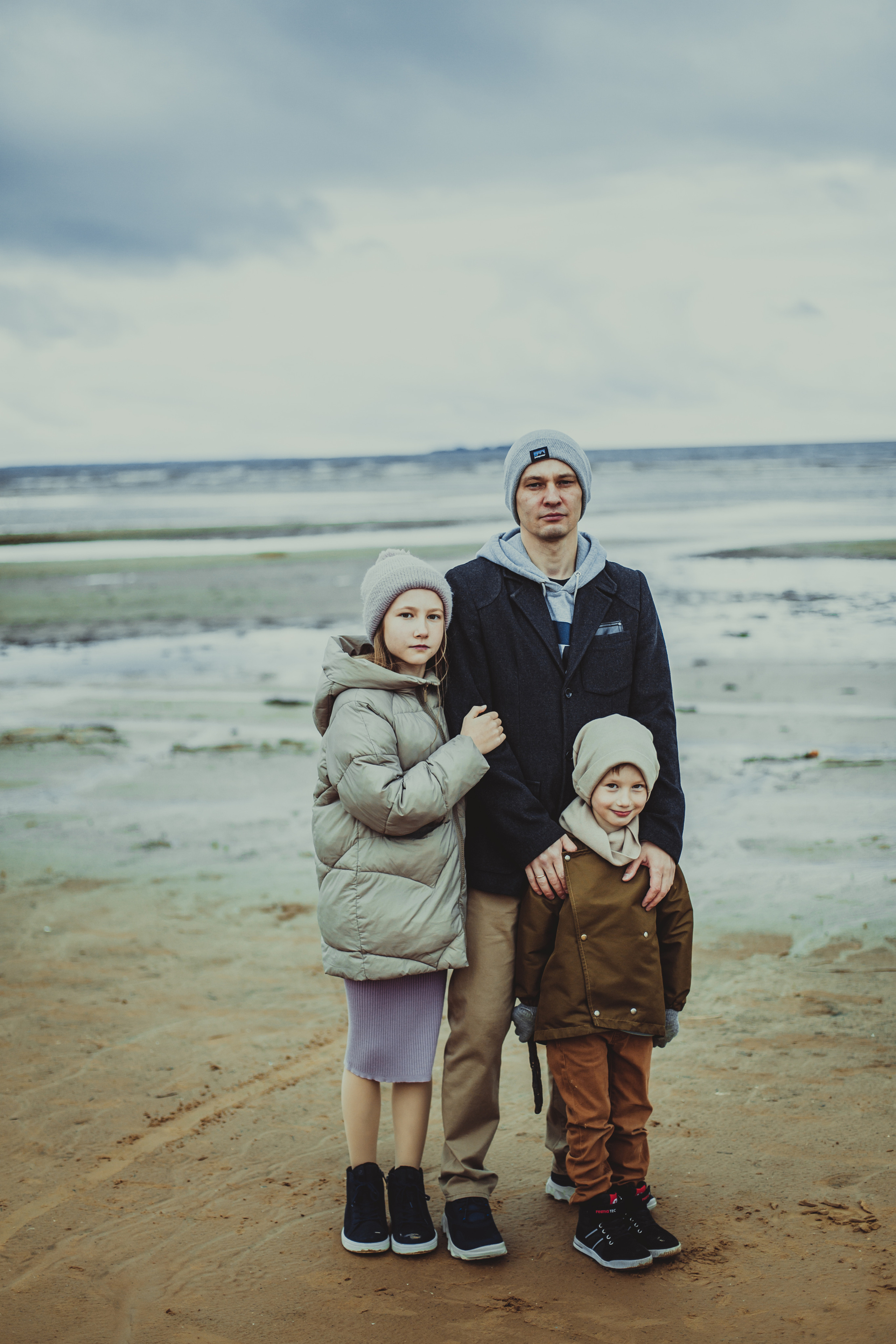 Осенняя фотосессия мамы, папы, дочки и сына на Финском заливе. Детский, свадебный и семейный фотограф Юлия Курбатова, Санкт-Петербург