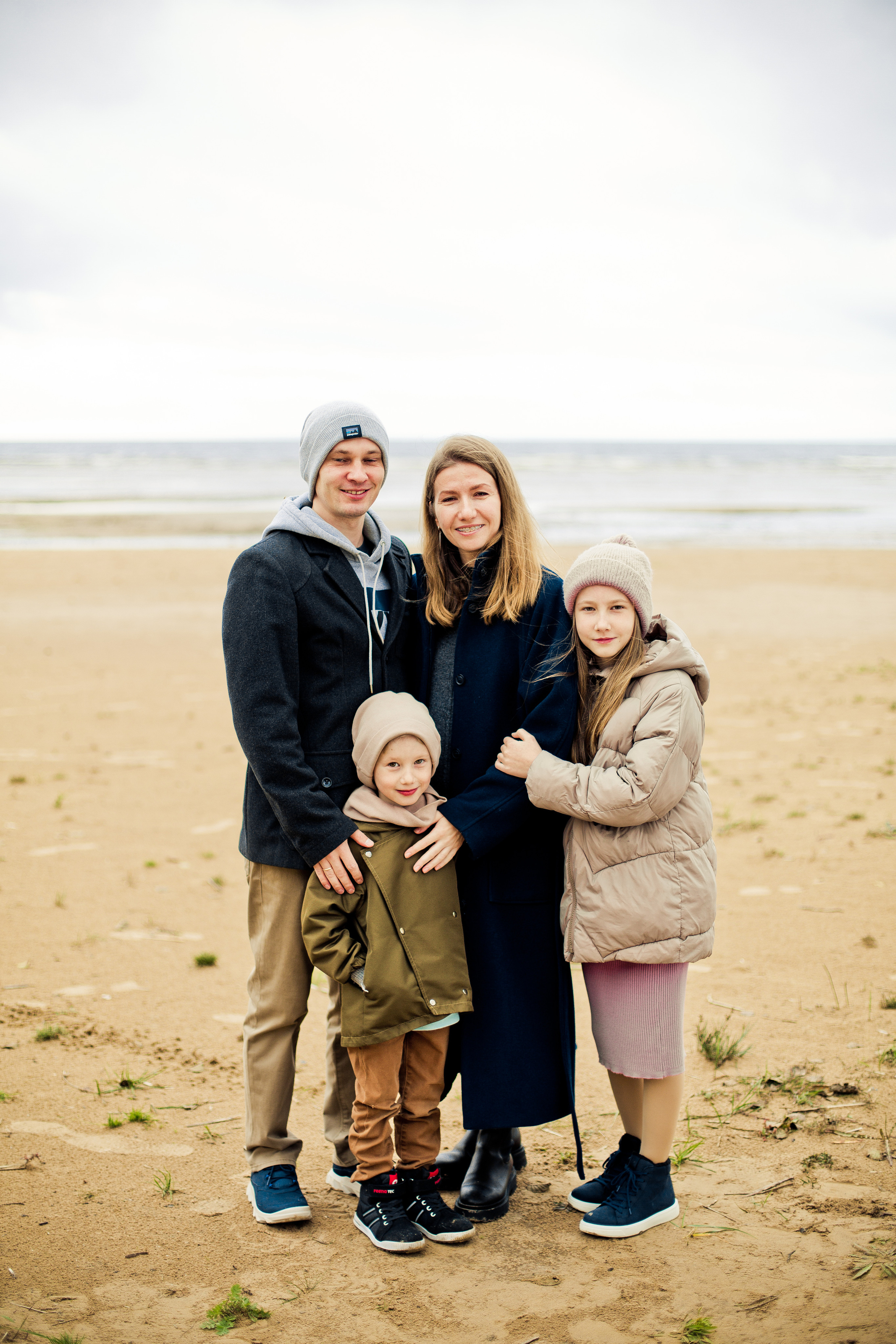 Осенняя фотосессия мамы, папы, дочки и сына на Финском заливе. Детский, свадебный и семейный фотограф Юлия Курбатова, Санкт-Петербург