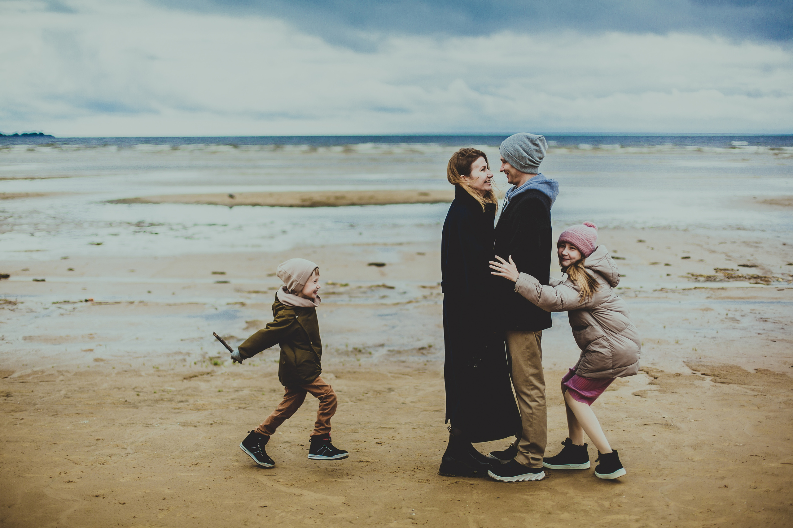 Осенняя фотосессия мамы, папы, дочки и сына на Финском заливе. Детский, свадебный и семейный фотограф Юлия Курбатова, Санкт-Петербург