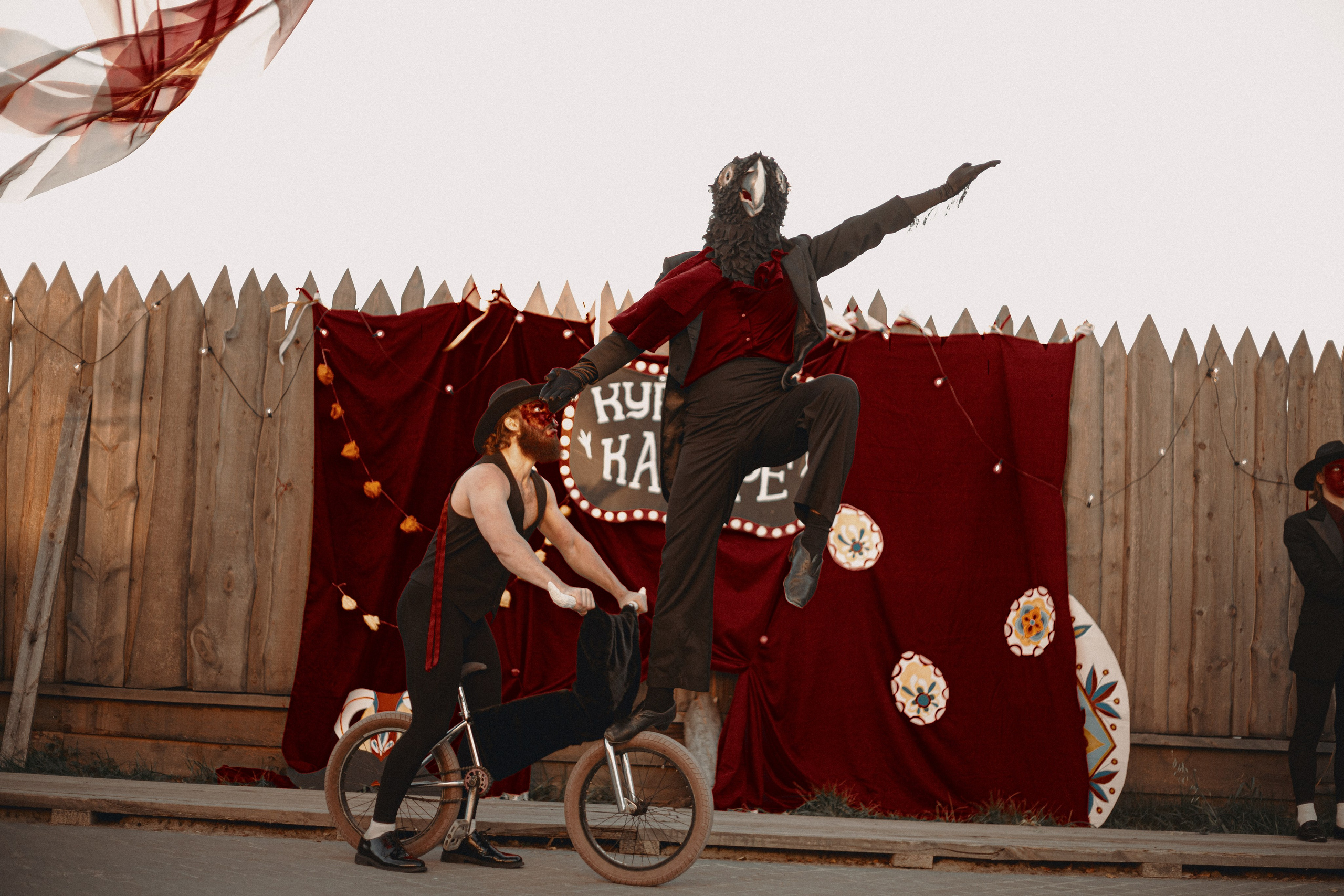 Спектакль «Куриное кабаре» от Свободного молодежного театра | Тобольск. Арт-фотограф Крис Л. в Тобольске: портрет, семейные, свадьбы