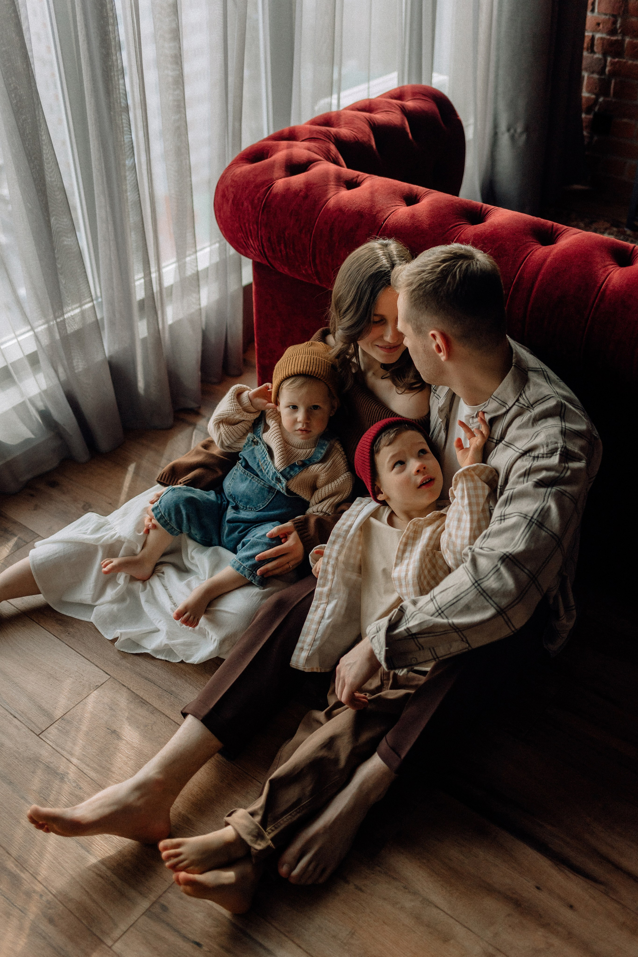 Звонко смеялись