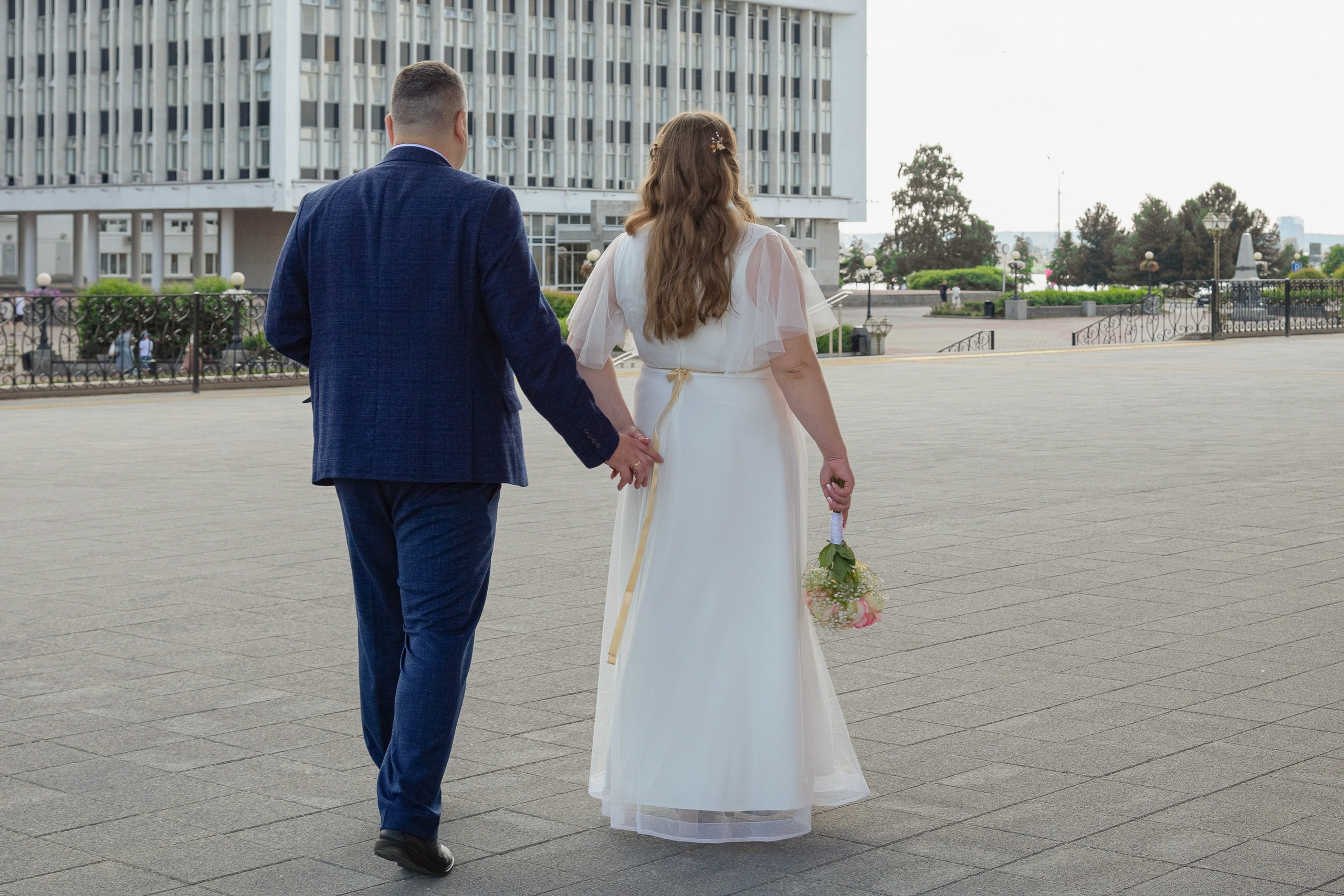 Прогулка в сирени после ЗАГСа Томск (Р. Люксембург). Фотограф в Томске Евгения Гуляева
