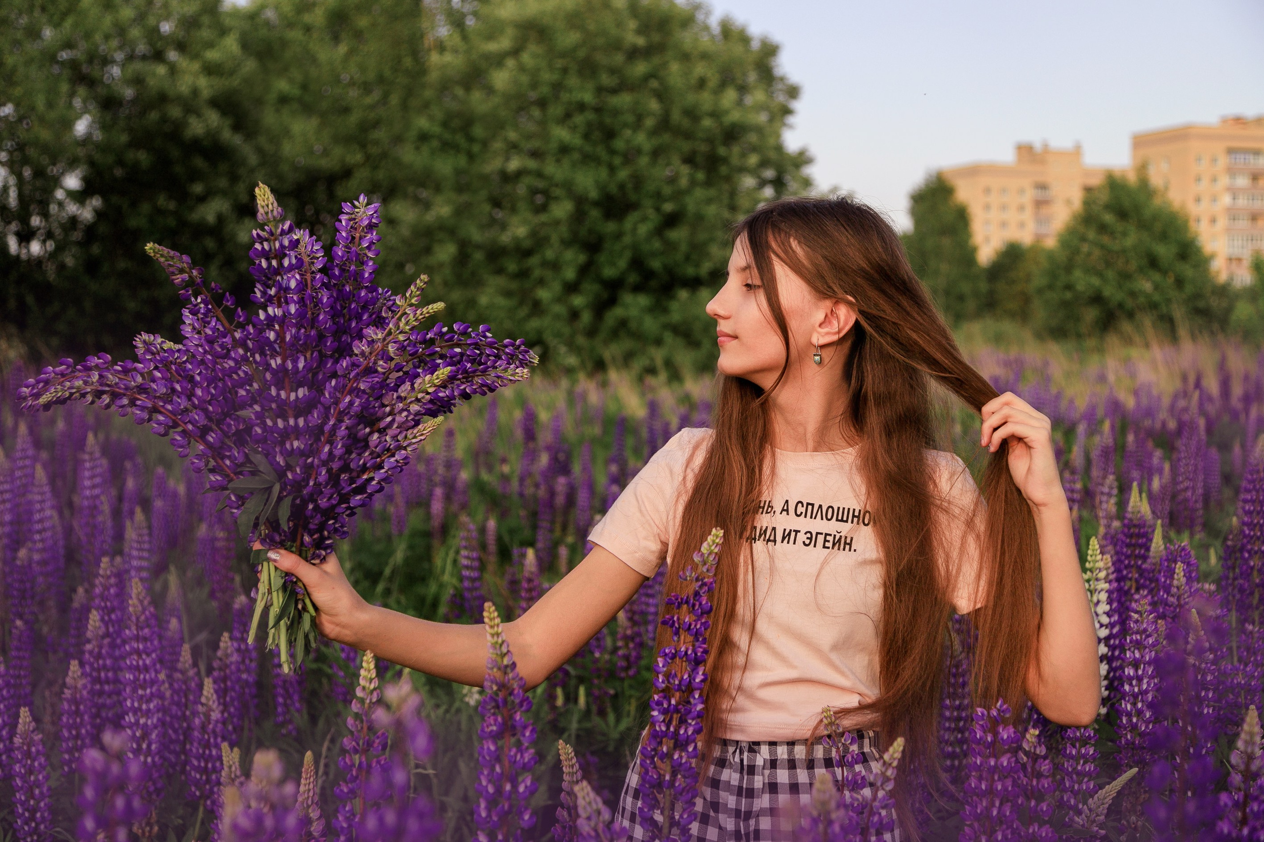 фотосессия с люпинами в поле