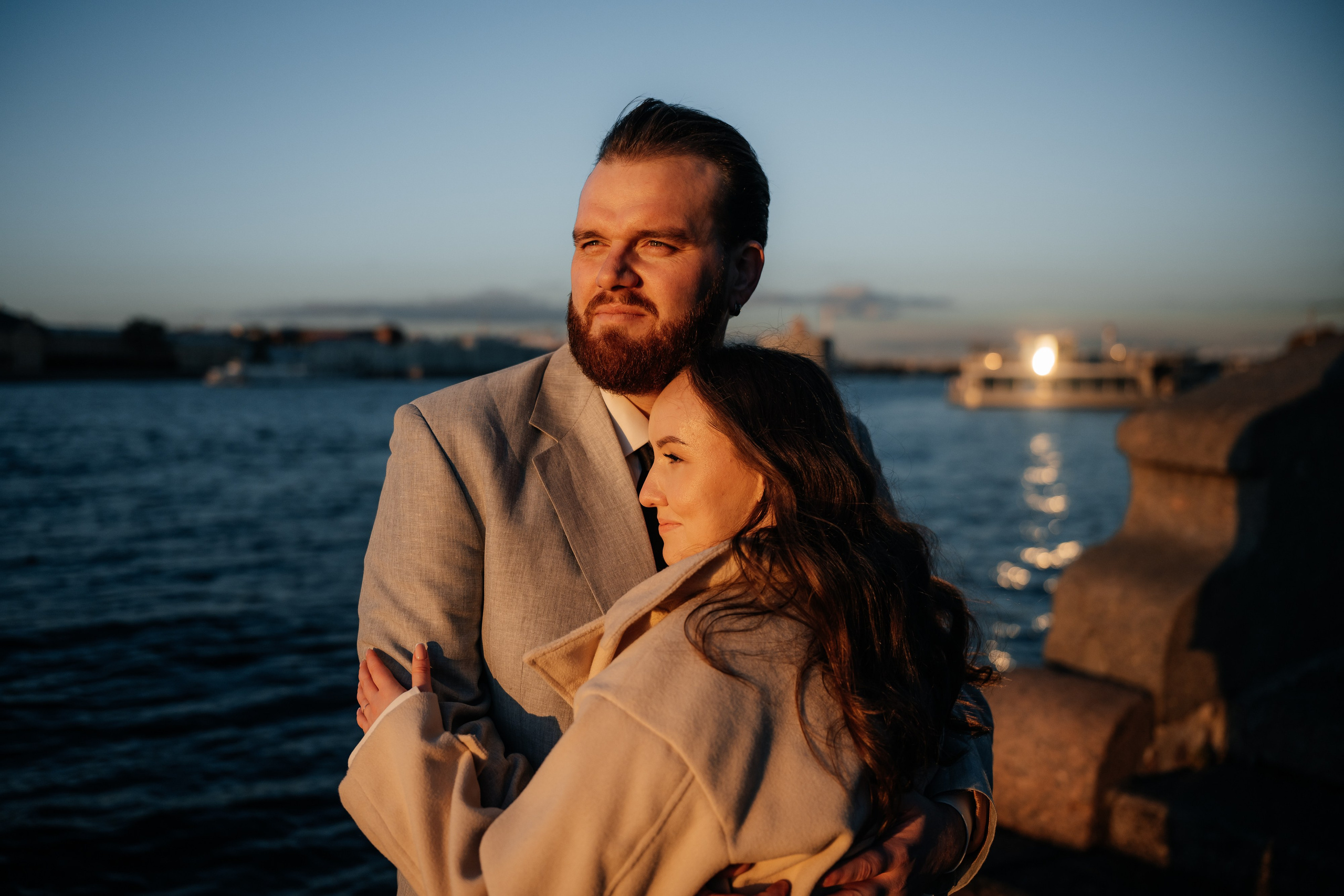 Свадебная фотосессия на закате осенью в октябре жених и невеста смотрят на Неву