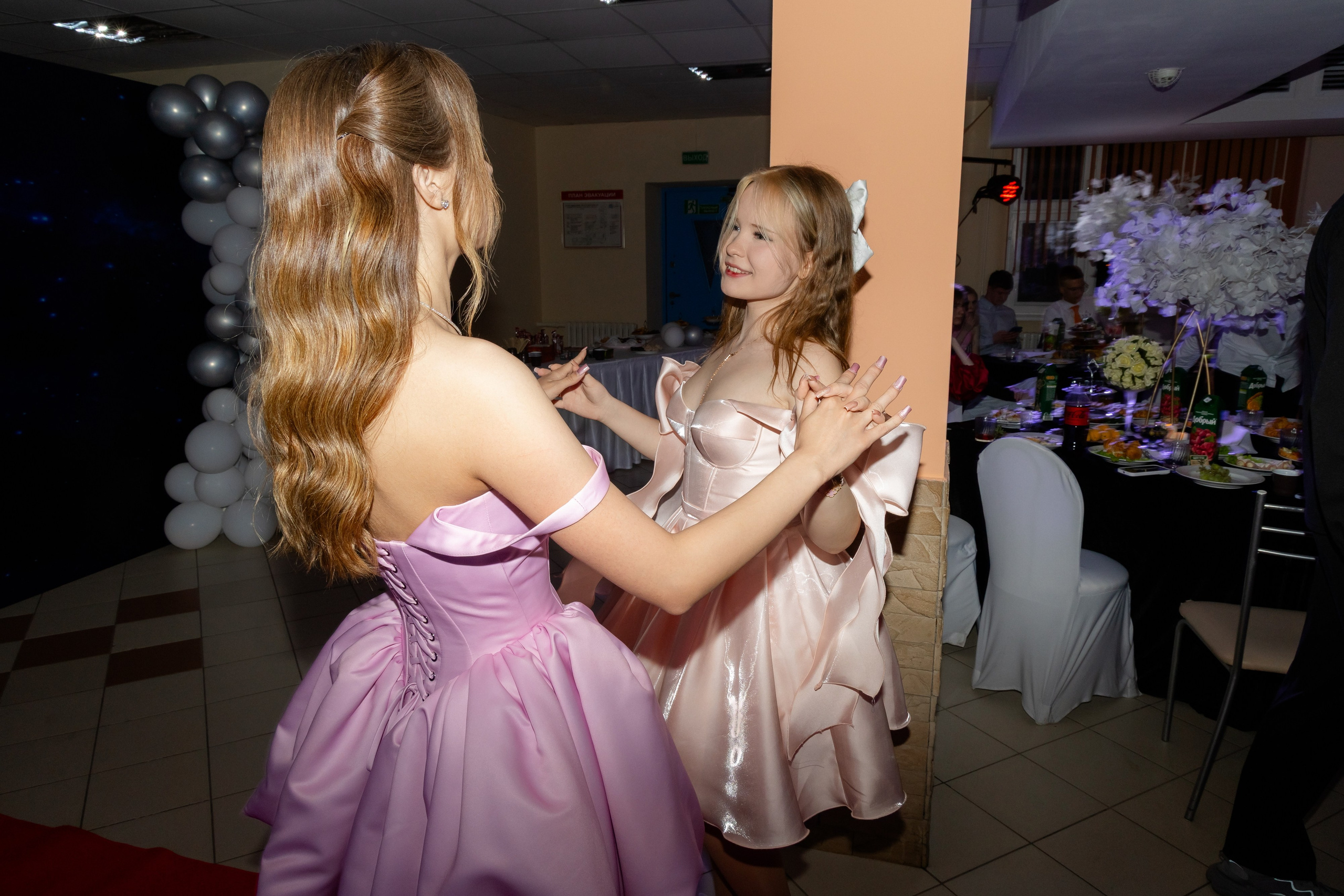 Школьный выпускной 2025 год в Минске, Беларуси. Свадебный фотограф в Минске/Беларуси Сергей Спиридонов