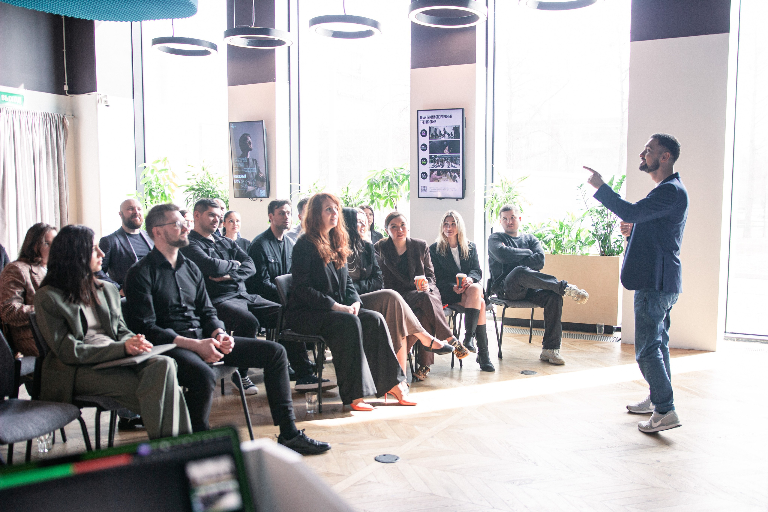 Планерка компании недвижимости. Фотограф Москва — личные фотосессии, лавстори в студии