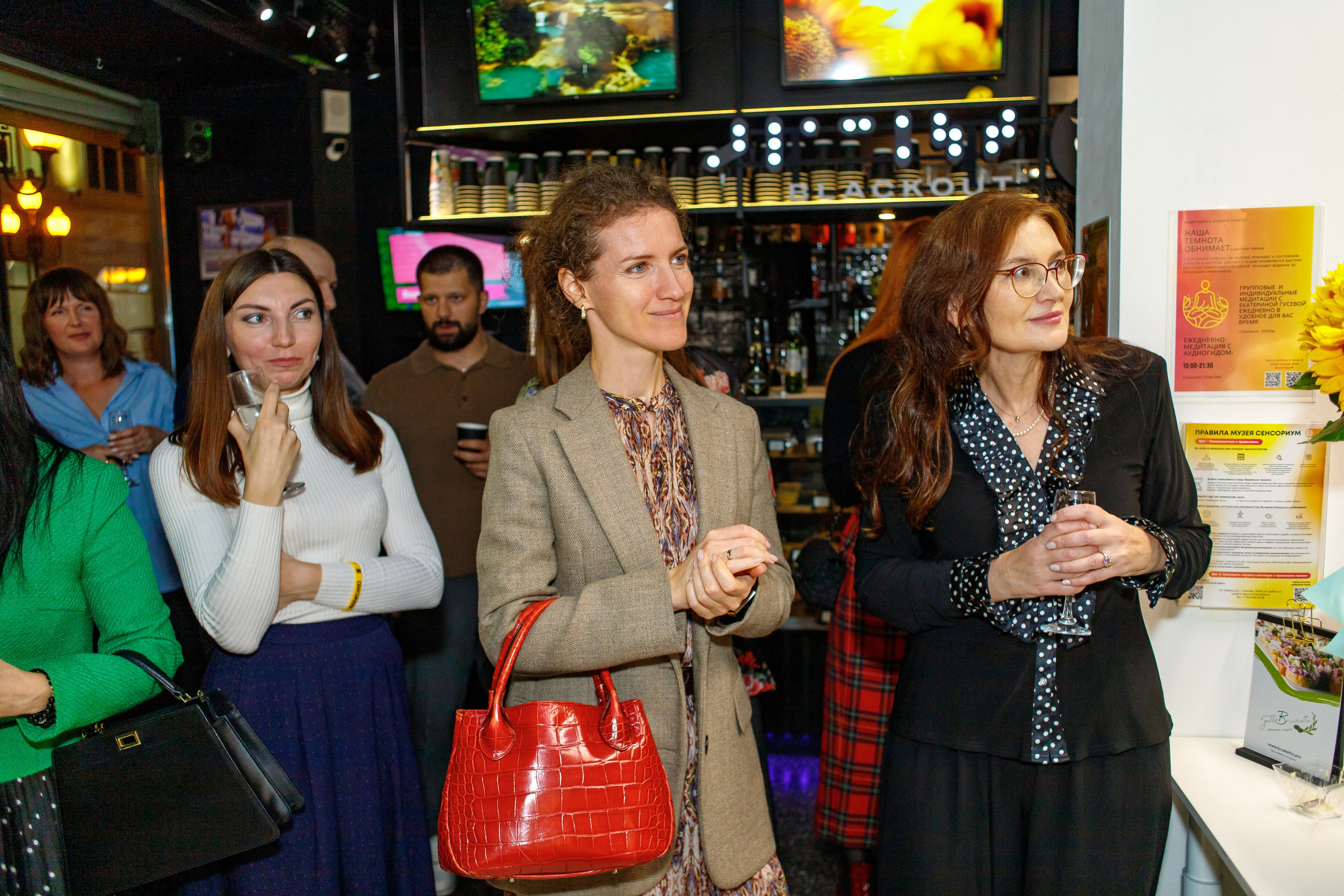 Гости на открытии инклюзивной фотовыставки "Сила в каждом" в музее в темноте "Сенсориум".