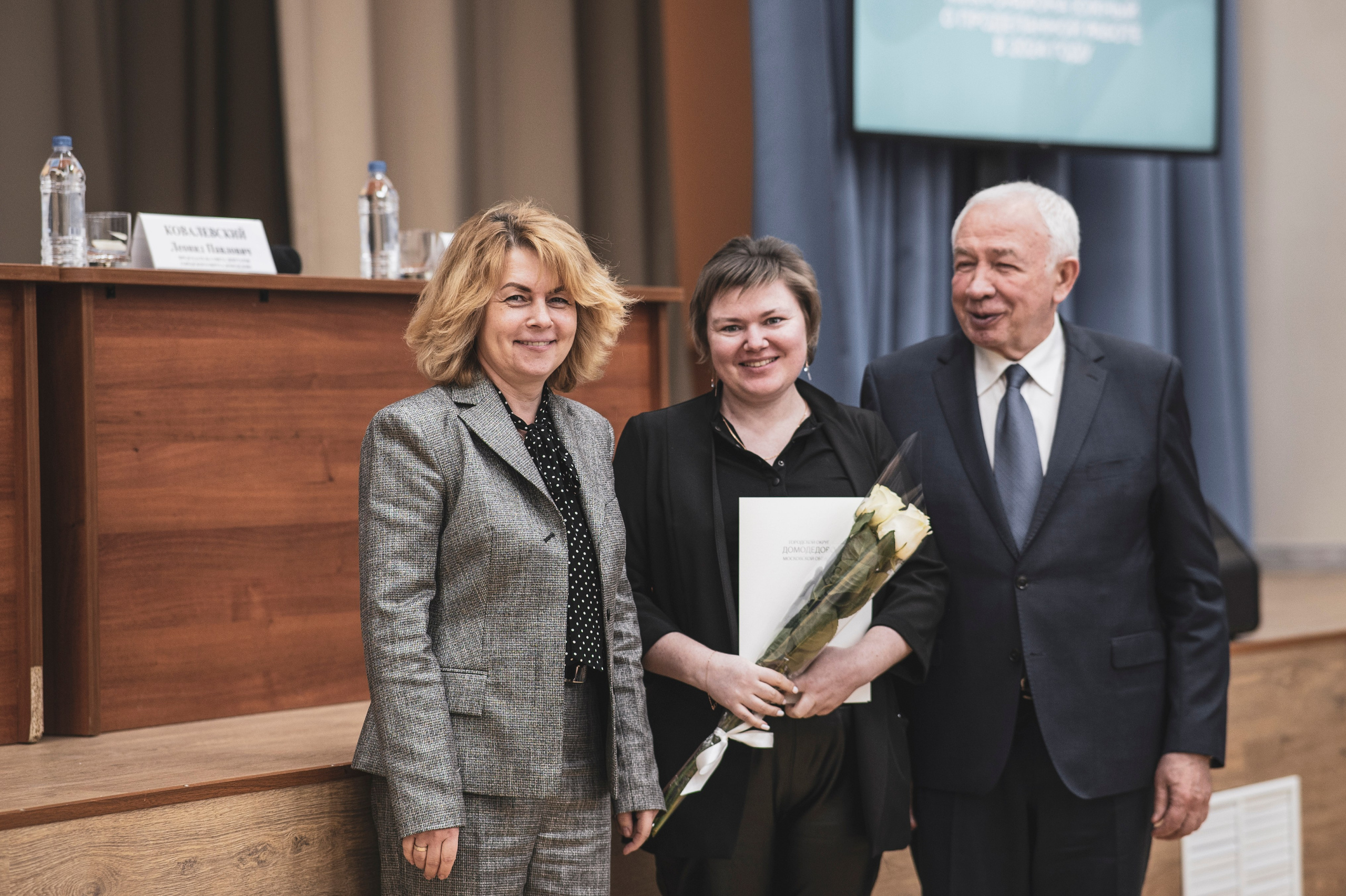 Руководитель молодёжного объединения Пропаганда Гвоздева Евгения Николаевна получает грамоту от главы го Домодедово.