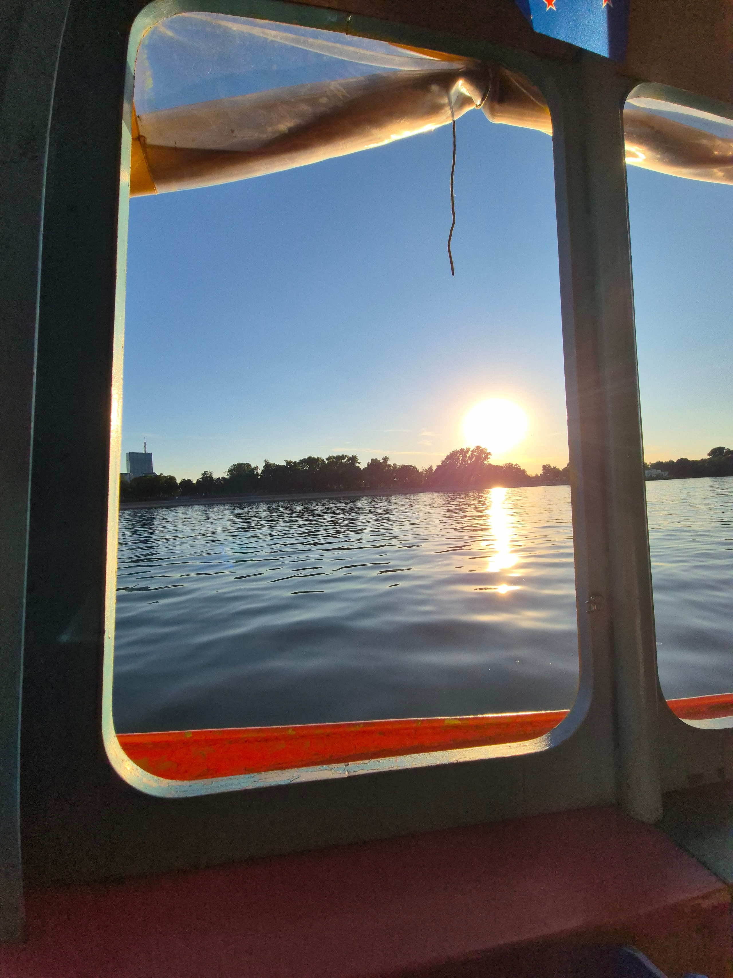 Отправились на прогулку на катере на закат по Дунаю и Саве