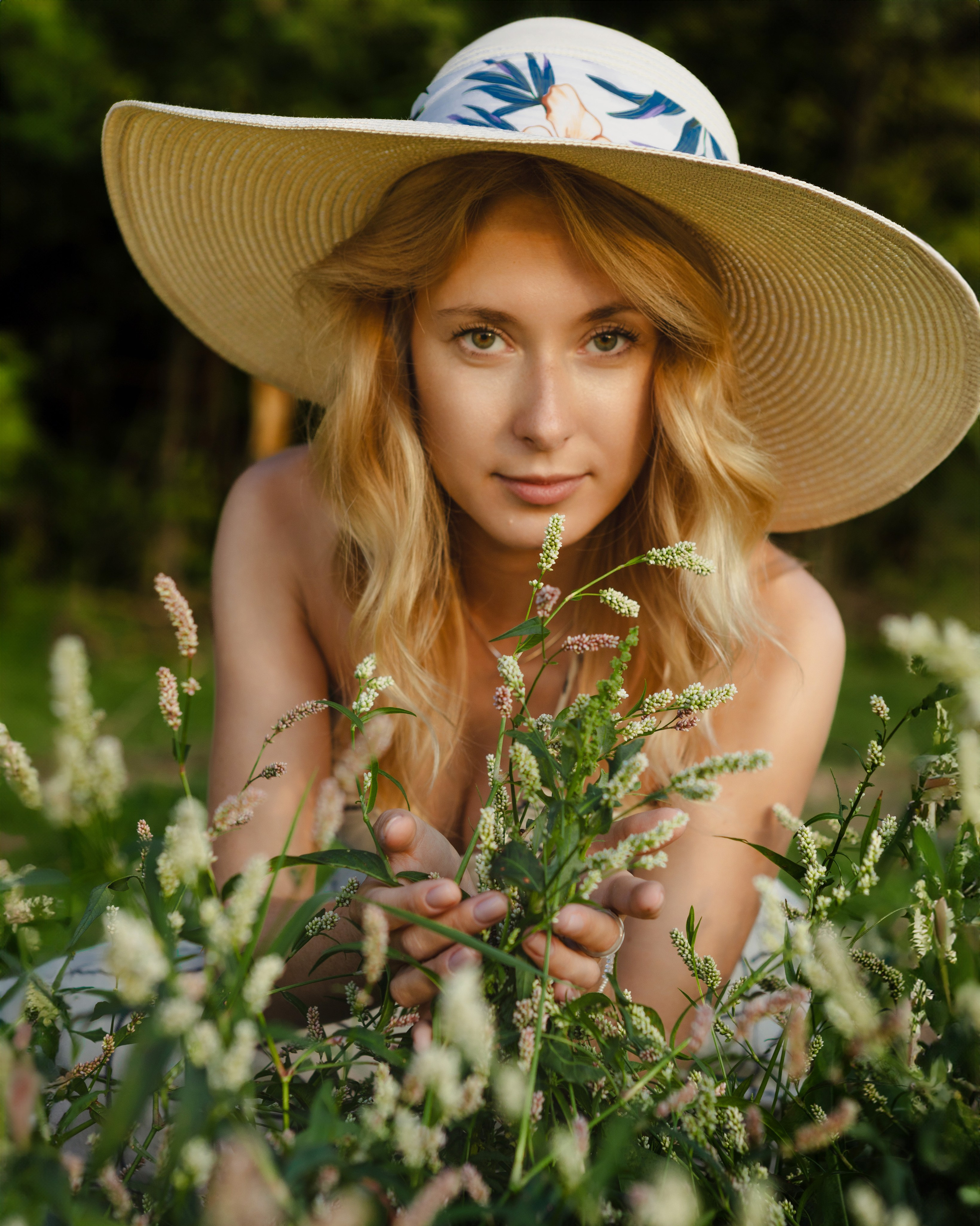 девушка в поле в большой шляпе