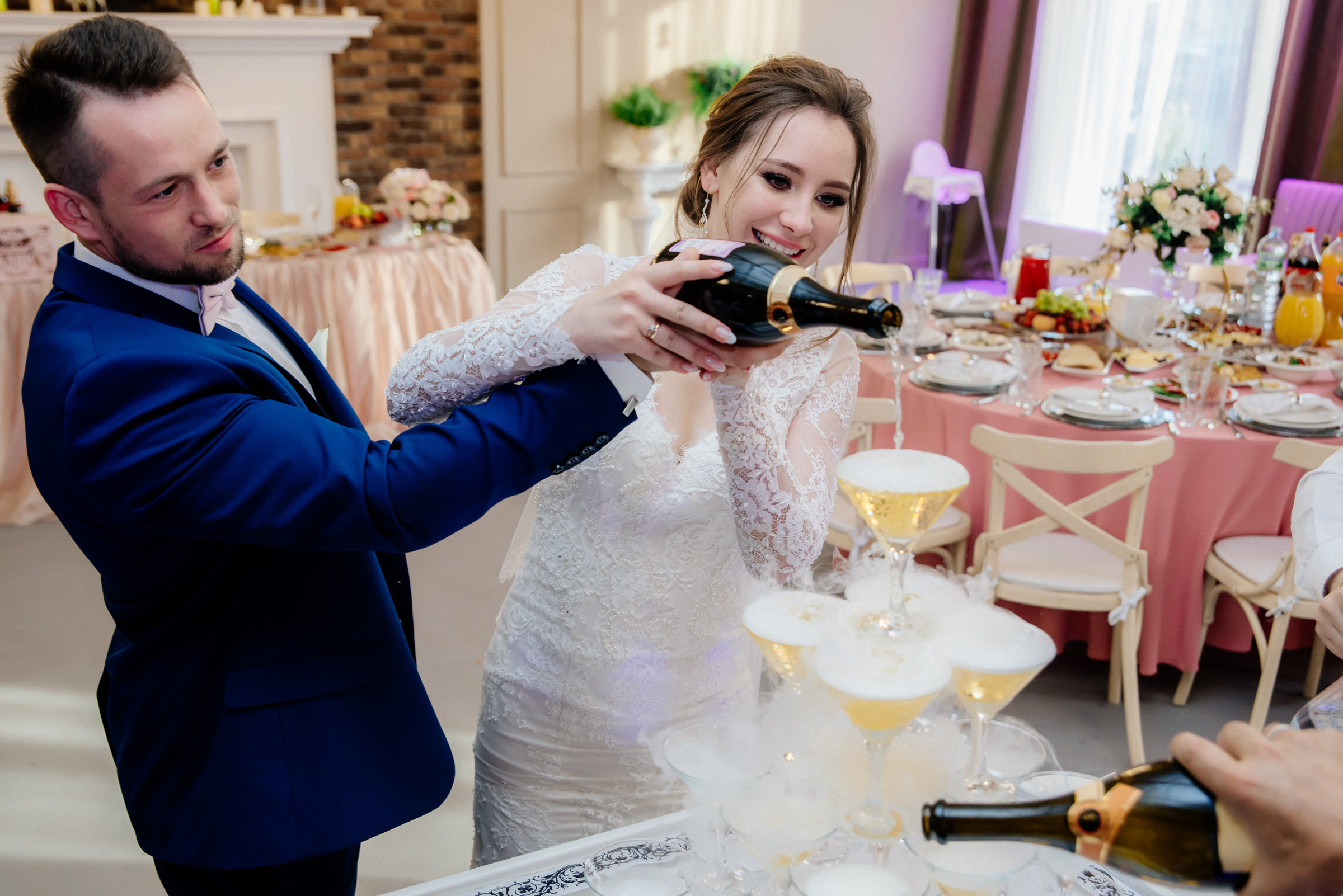 фотосъёмка и видеосъёмка свадебного банкета ya cafe на новодмитровской, пирамида из шампанского