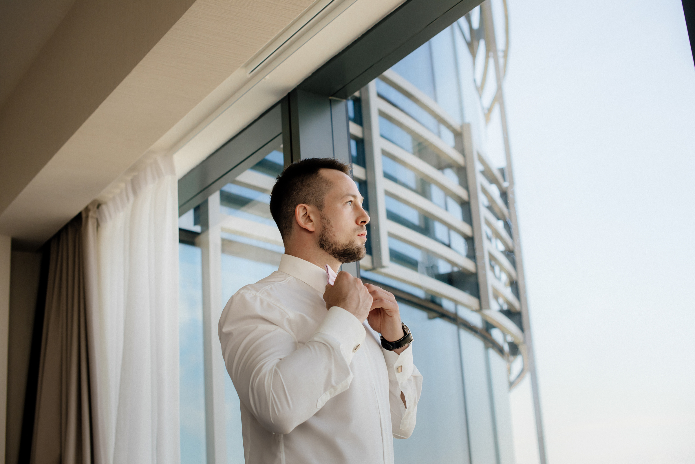 фотосъёмка сборы жениха в отеле radisson  в Москве