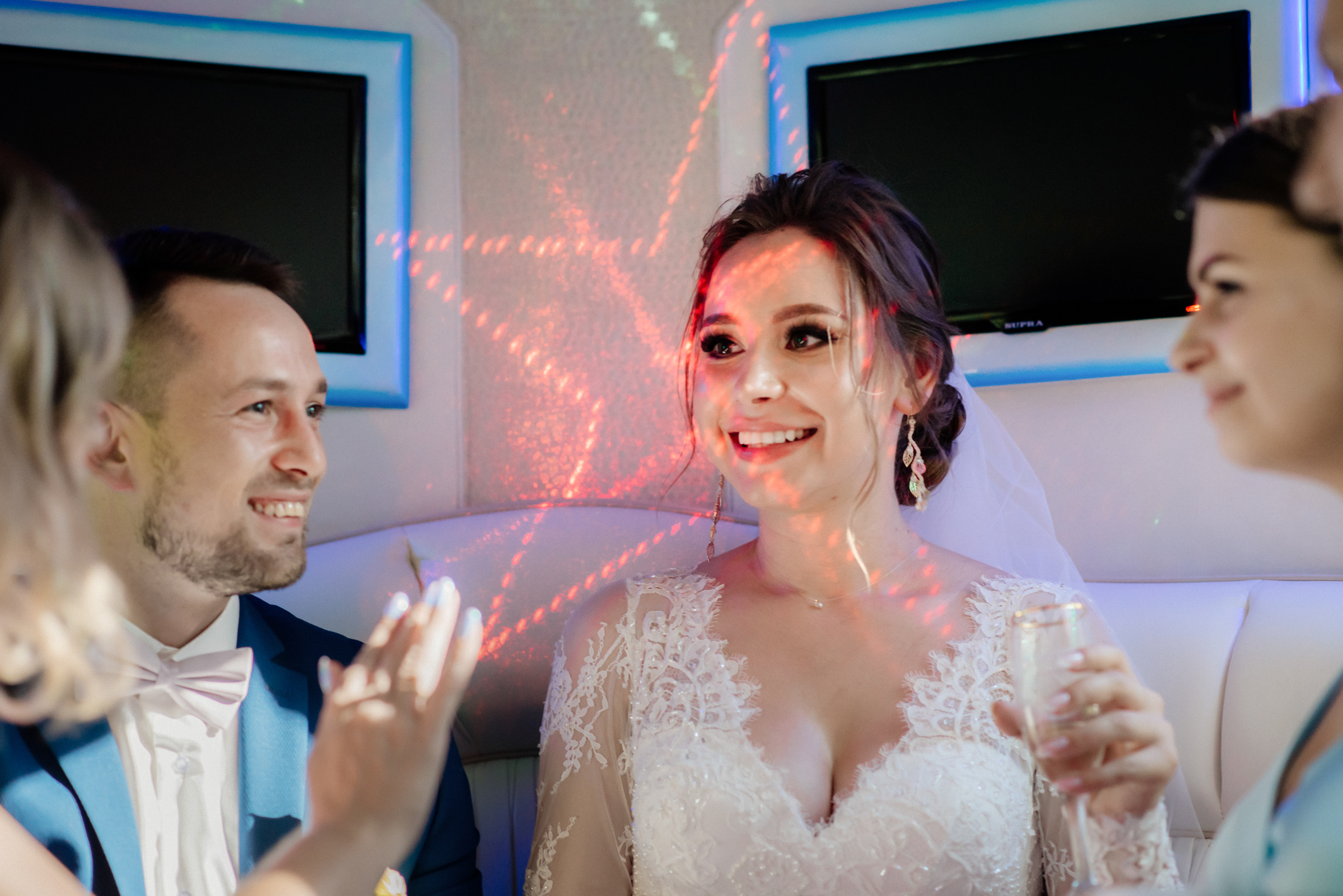 свадебная фотосъёмка в лимузине