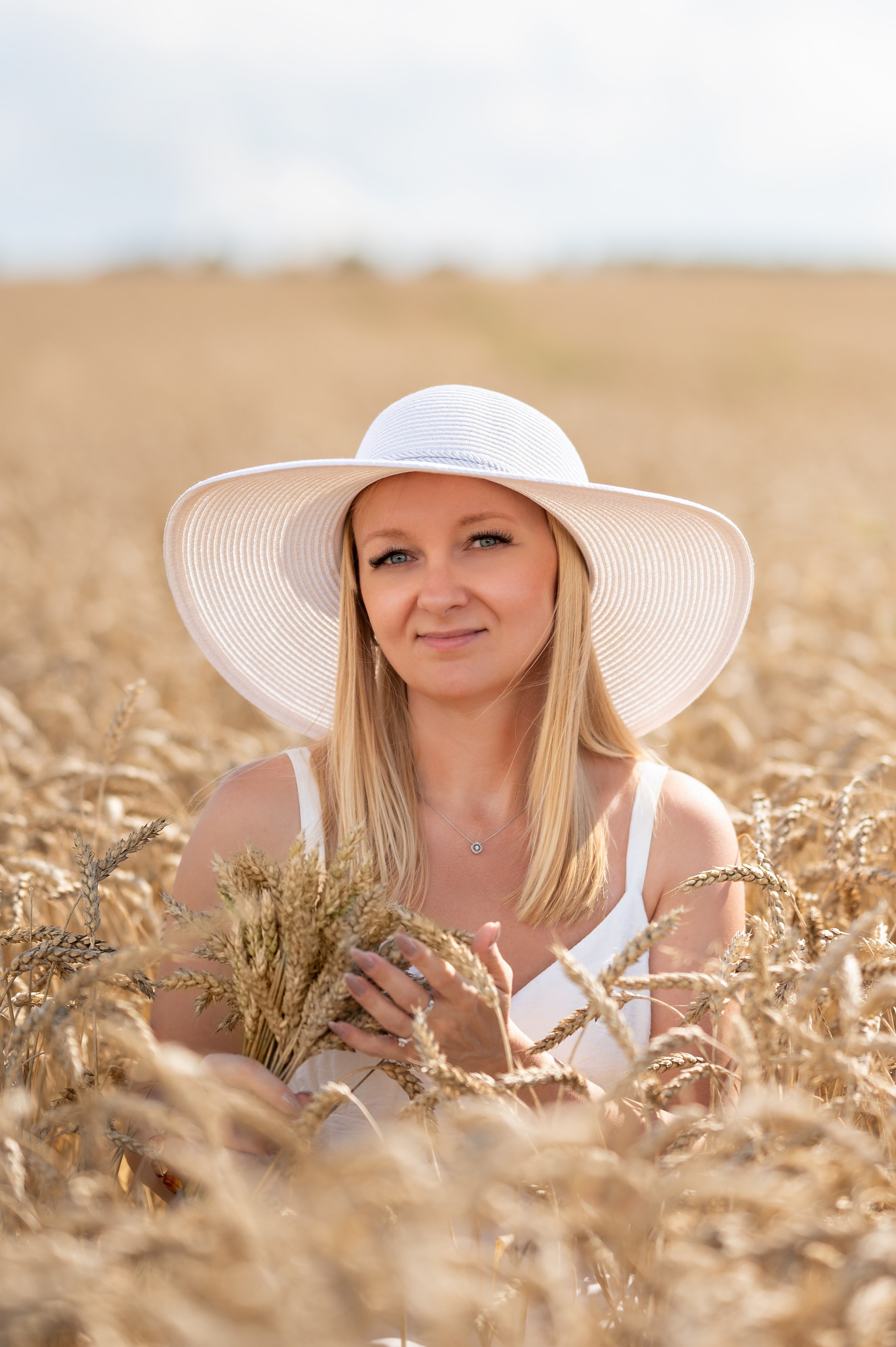женская фотосессия в пшеничном поле