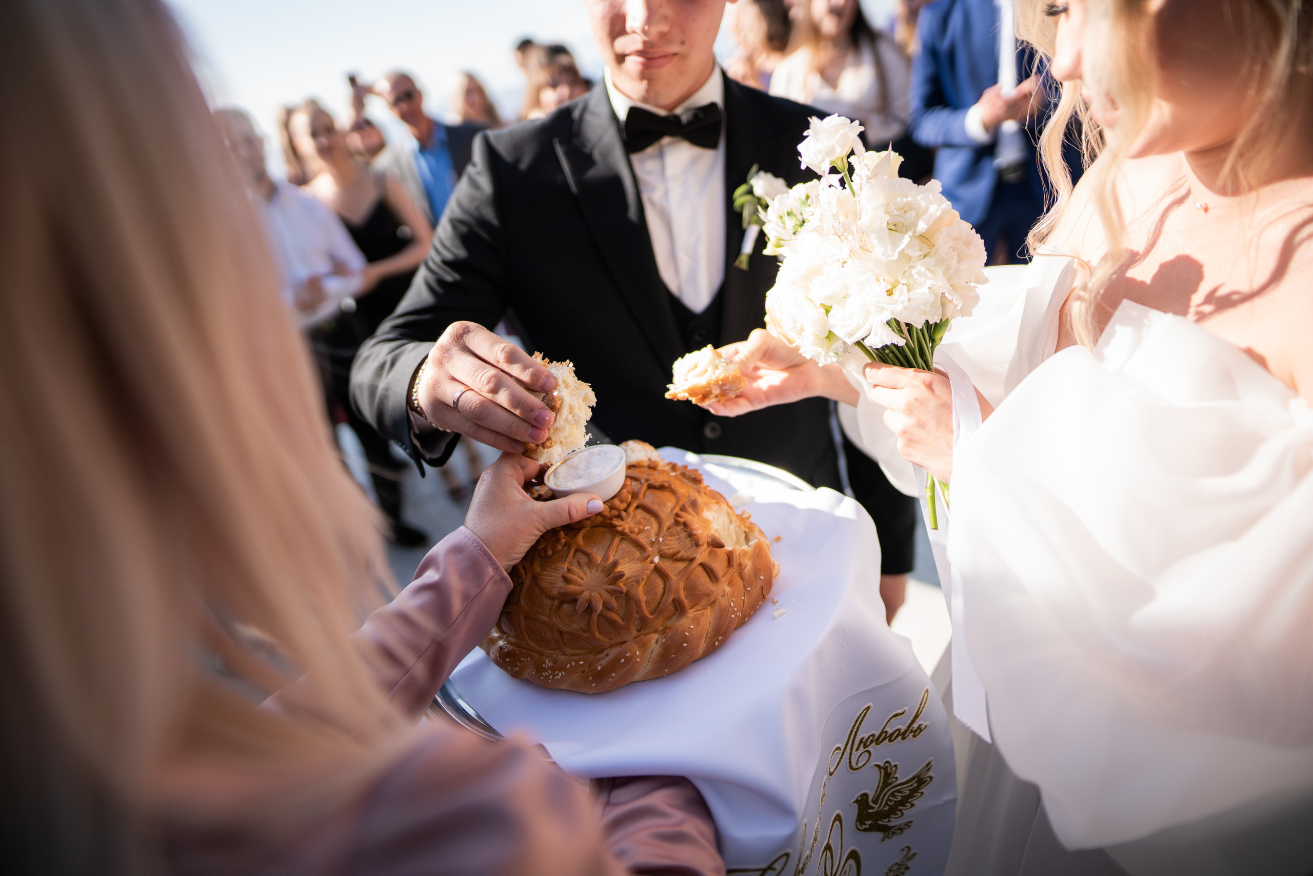 Летняя выездная свадебная регистрация в Санкт-Петербурге. Свадебный фотограф Александр Невский в Санкт-Петербурге