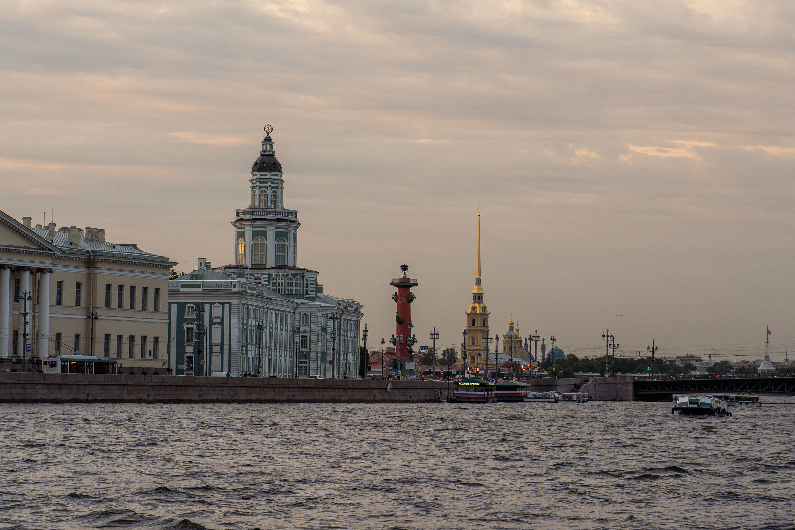 Летняя свадебная фотосессия на закате в Санкт-Петербурге. Свадебный фотограф Александр Невский в Санкт-Петербурге