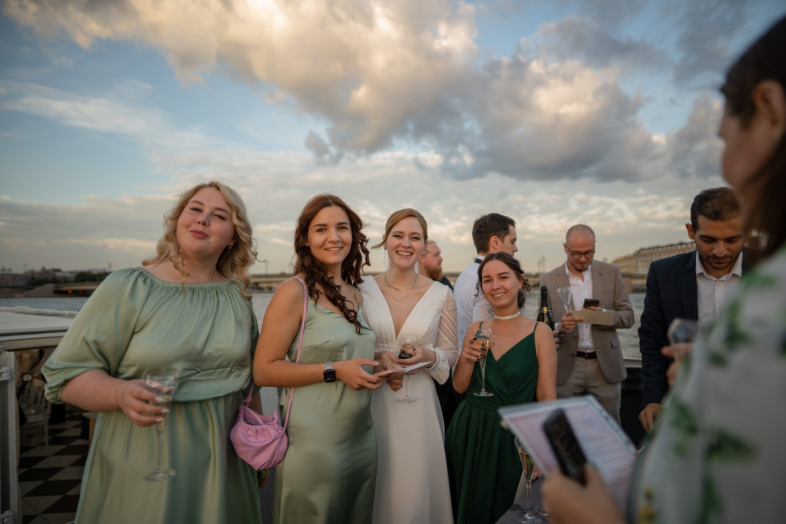 Летняя свадебная фотосессия на закате в Санкт-Петербурге. Свадебный фотограф Александр Невский в Санкт-Петербурге