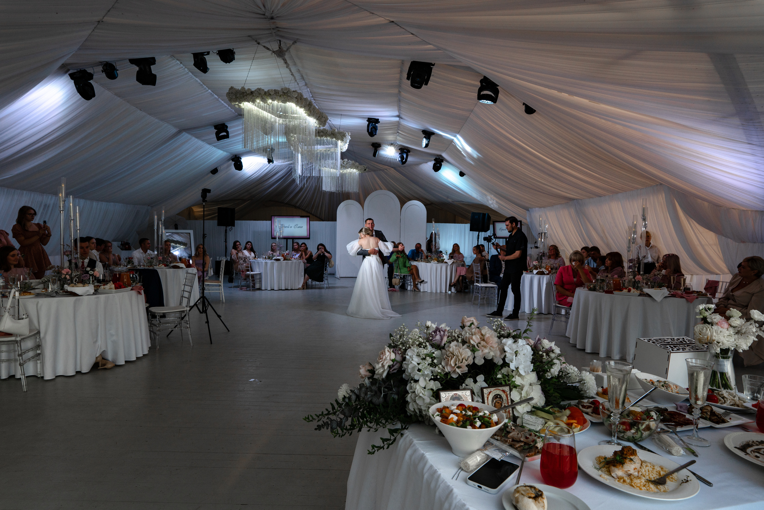 Летняя выездная свадебная регистрация в Санкт-Петербурге. Свадебный фотограф Александр Невский в Санкт-Петербурге