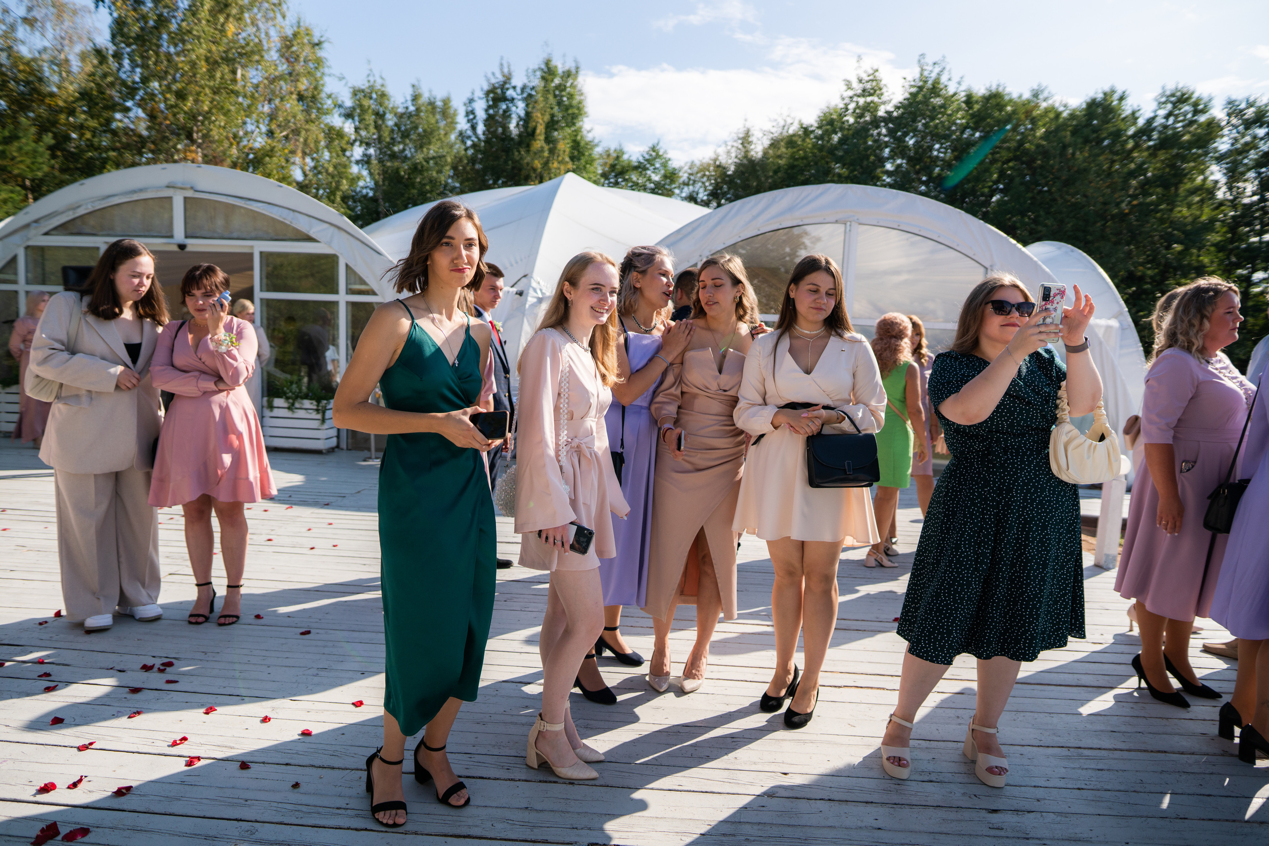 Летняя выездная свадебная регистрация в Санкт-Петербурге. Свадебный фотограф Александр Невский в Санкт-Петербурге