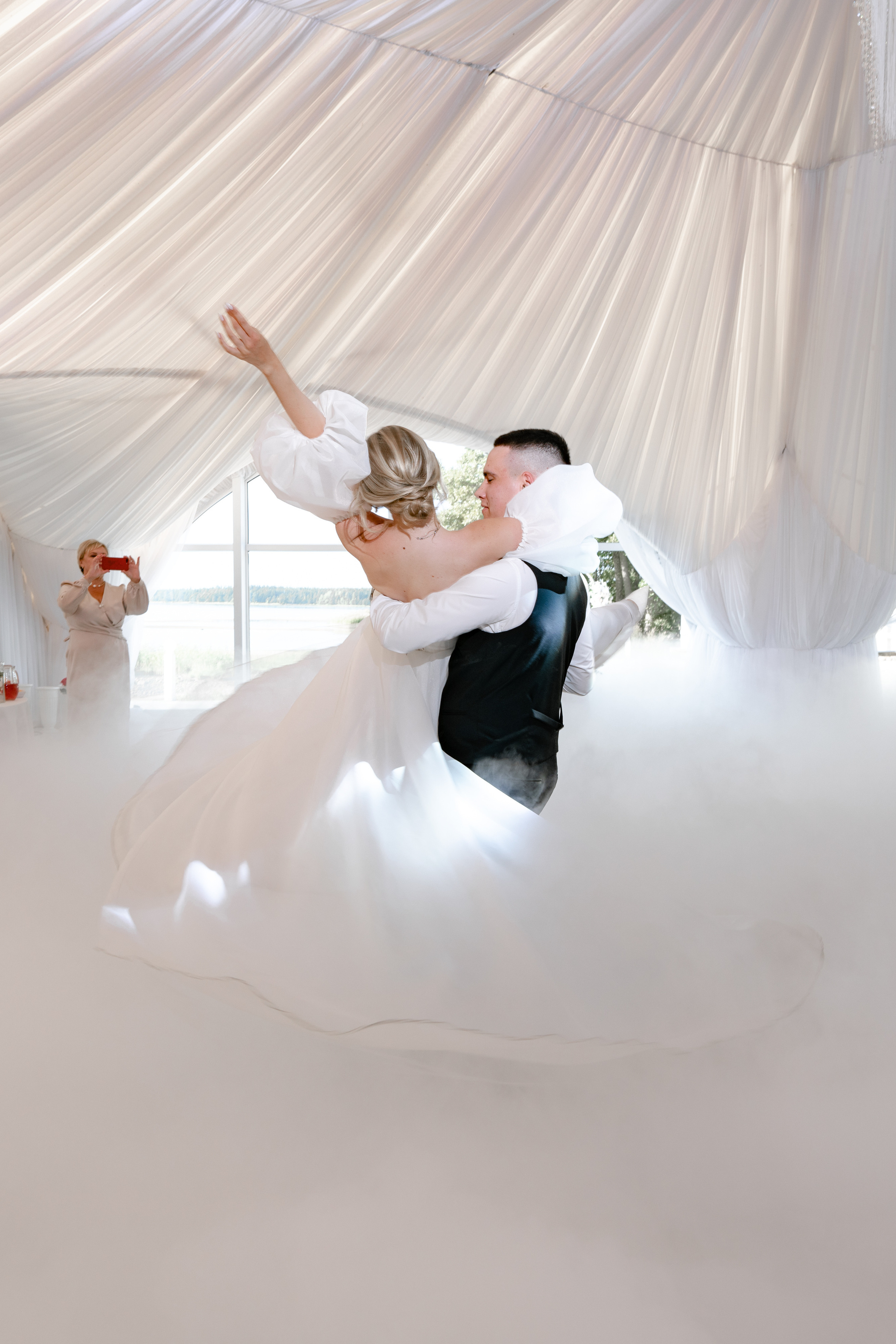 Летняя выездная свадебная регистрация в Санкт-Петербурге. Свадебный фотограф Александр Невский в Санкт-Петербурге