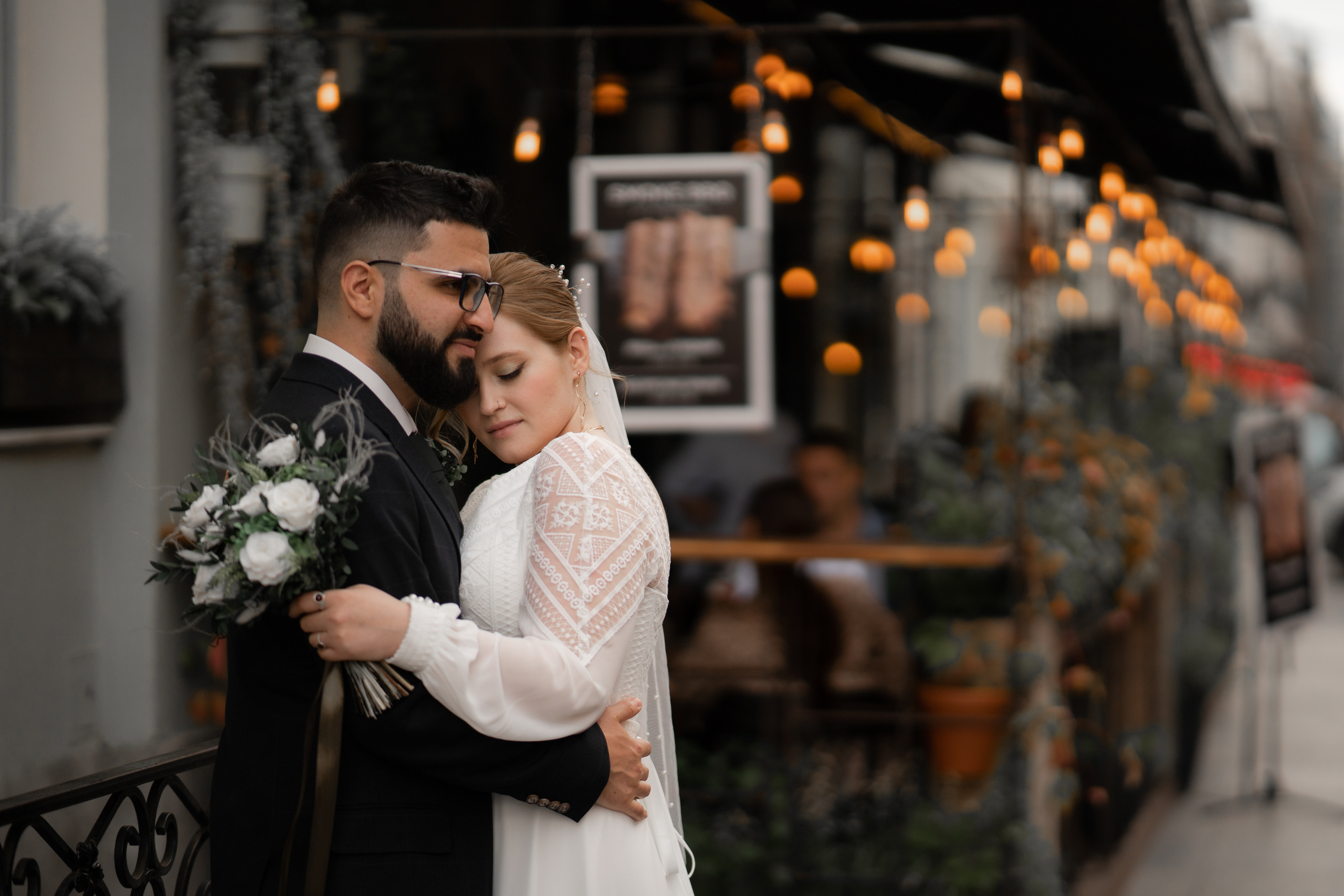 Летняя свадебная фотосессия на закате в Санкт-Петербурге. Свадебный фотограф Александр Невский в Санкт-Петербурге