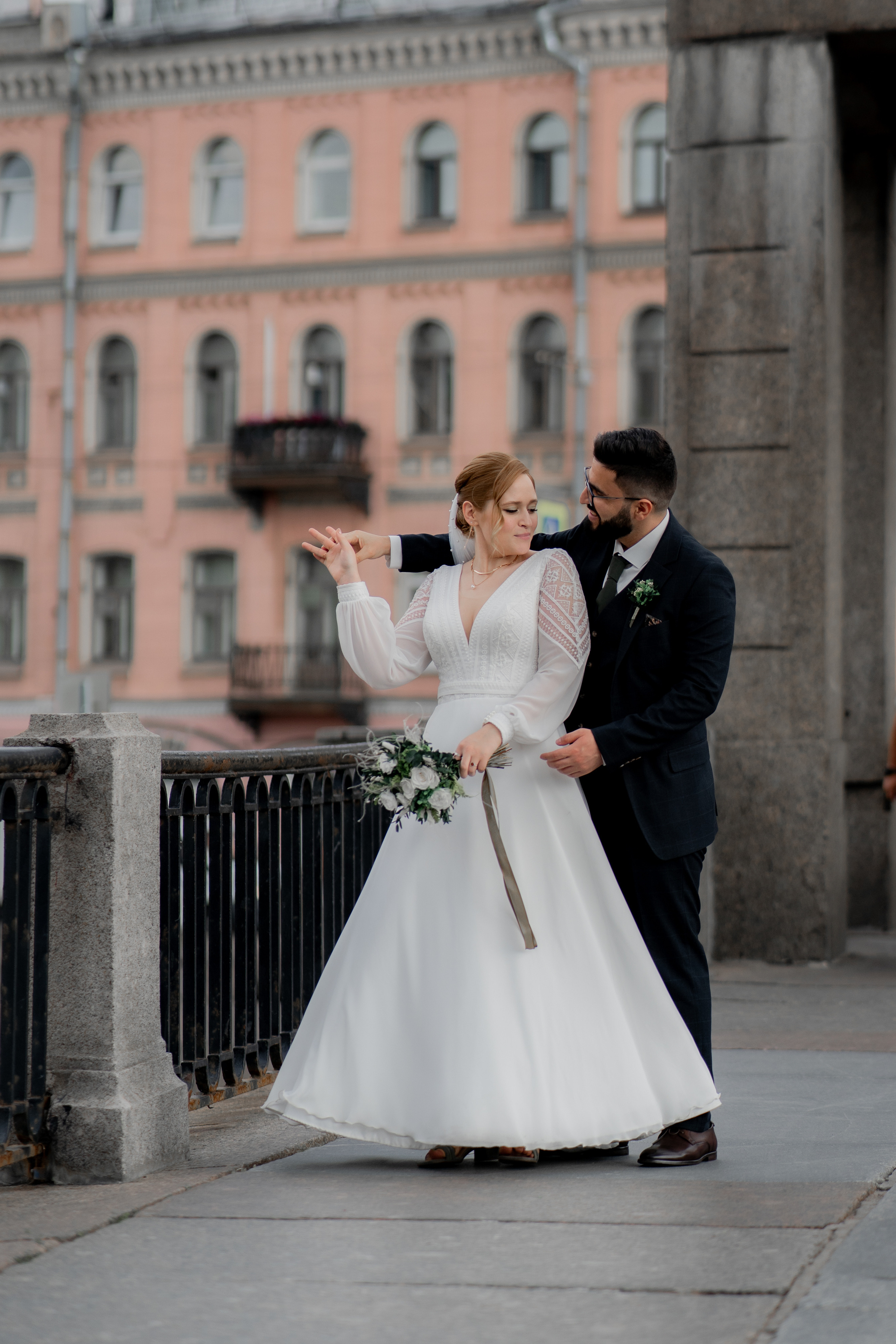 Летняя свадебная фотосессия на закате в Санкт-Петербурге. Свадебный фотограф Александр Невский в Санкт-Петербурге