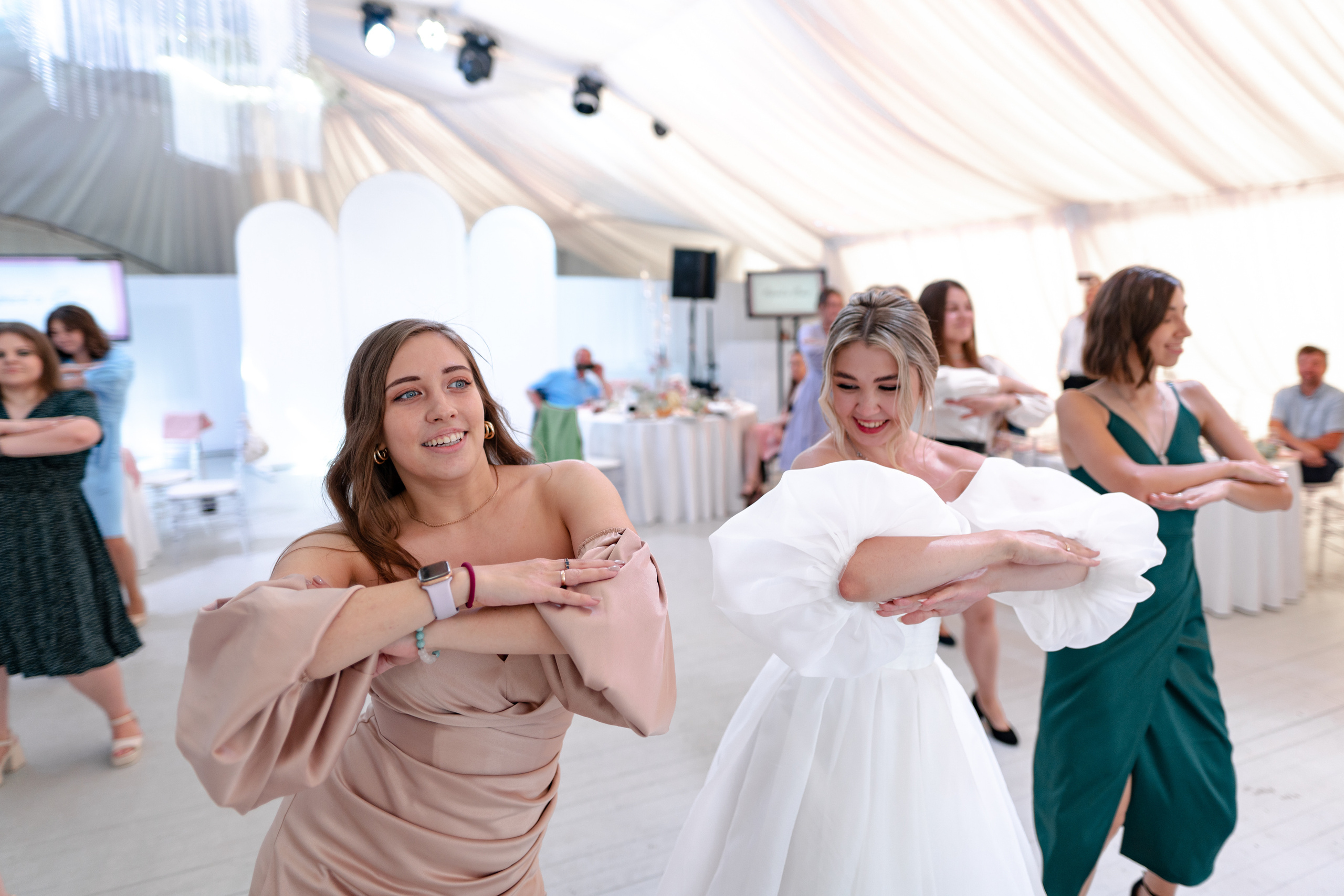 Летняя выездная свадебная регистрация в Санкт-Петербурге. Свадебный фотограф Александр Невский в Санкт-Петербурге