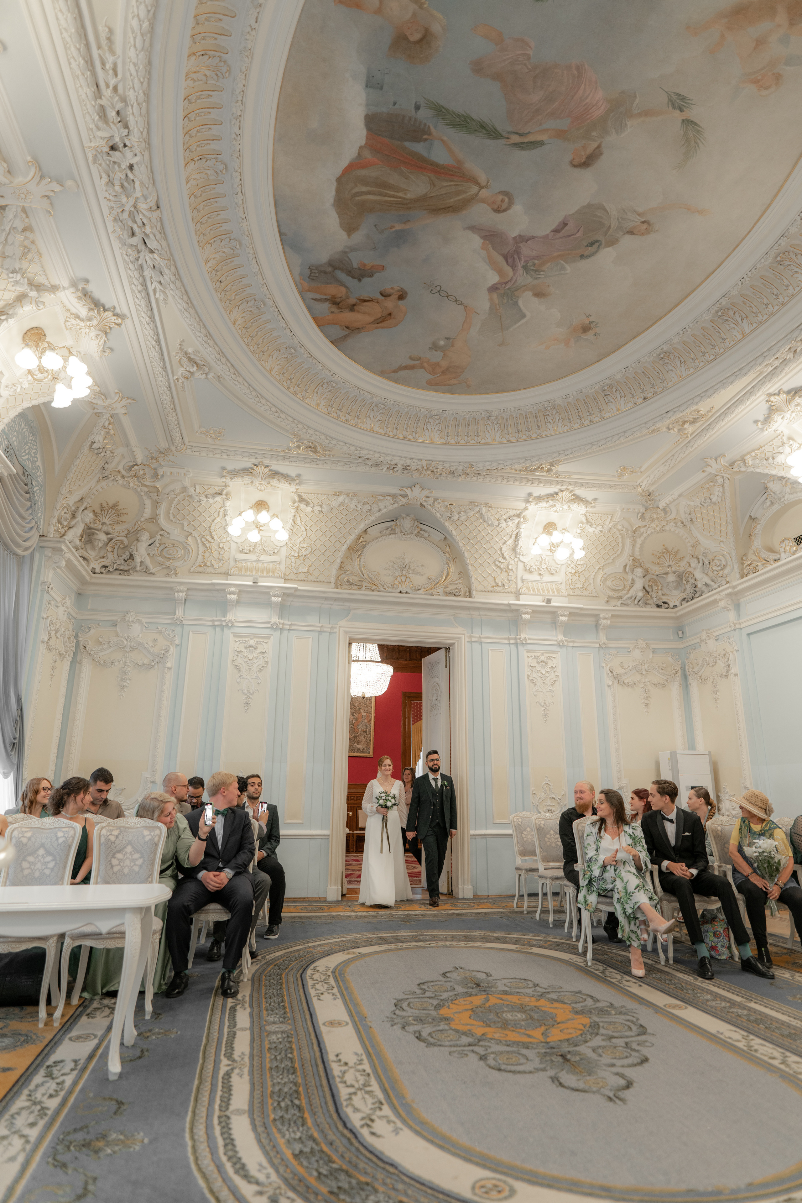 Летняя свадебная фотосессия на закате в Санкт-Петербурге. Свадебный фотограф Александр Невский в Санкт-Петербурге