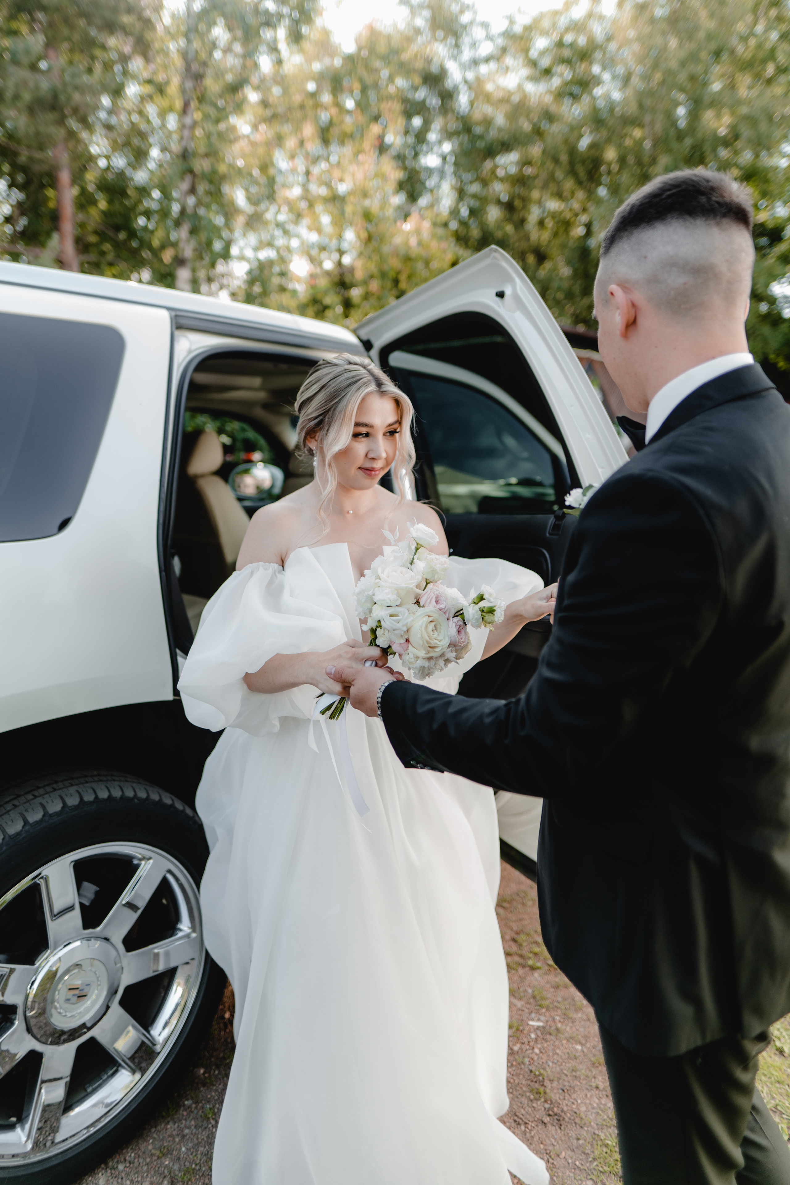 Летняя выездная свадебная регистрация в Санкт-Петербурге. Свадебный фотограф Александр Невский в Санкт-Петербурге