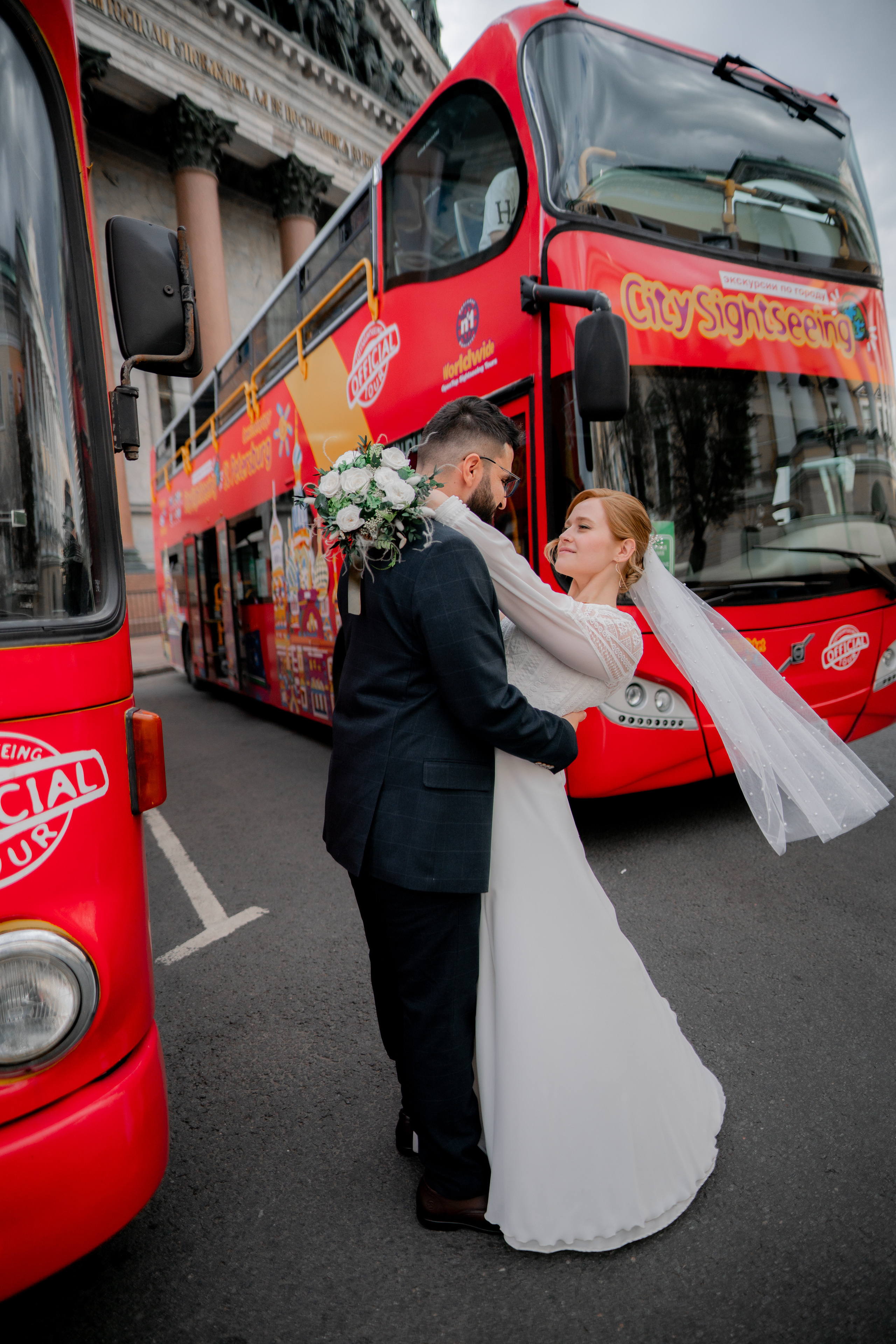 Летняя свадебная фотосессия на закате в Санкт-Петербурге. Свадебный фотограф Александр Невский в Санкт-Петербурге