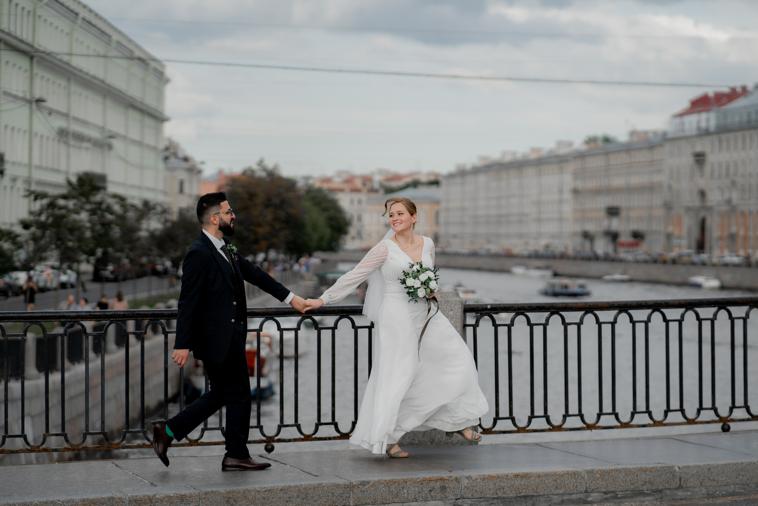 Летняя свадебная фотосессия на закате в Санкт-Петербурге. Свадебный фотограф Александр Невский в Санкт-Петербурге