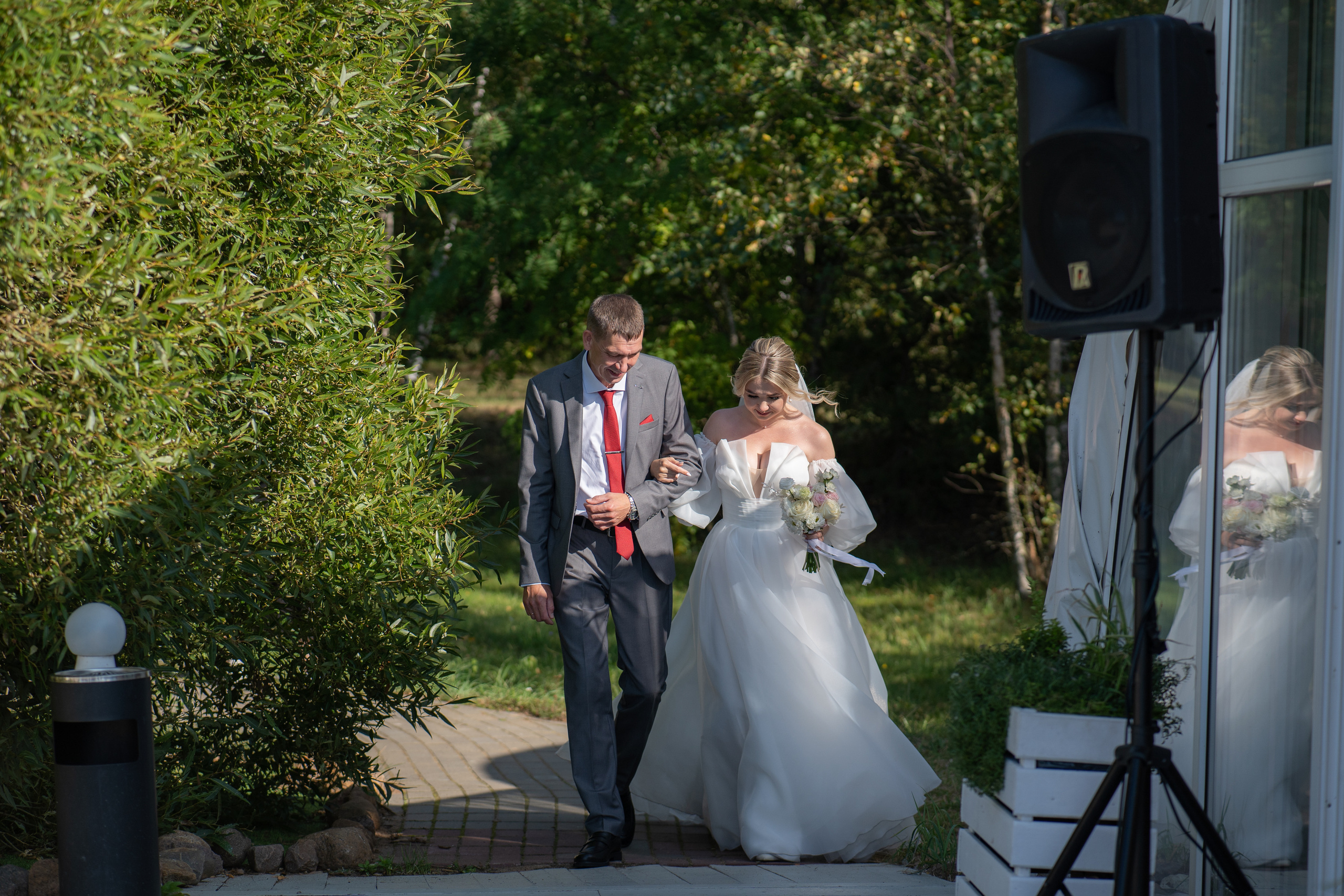 Летняя выездная свадебная регистрация в Санкт-Петербурге. Свадебный фотограф Александр Невский в Санкт-Петербурге
