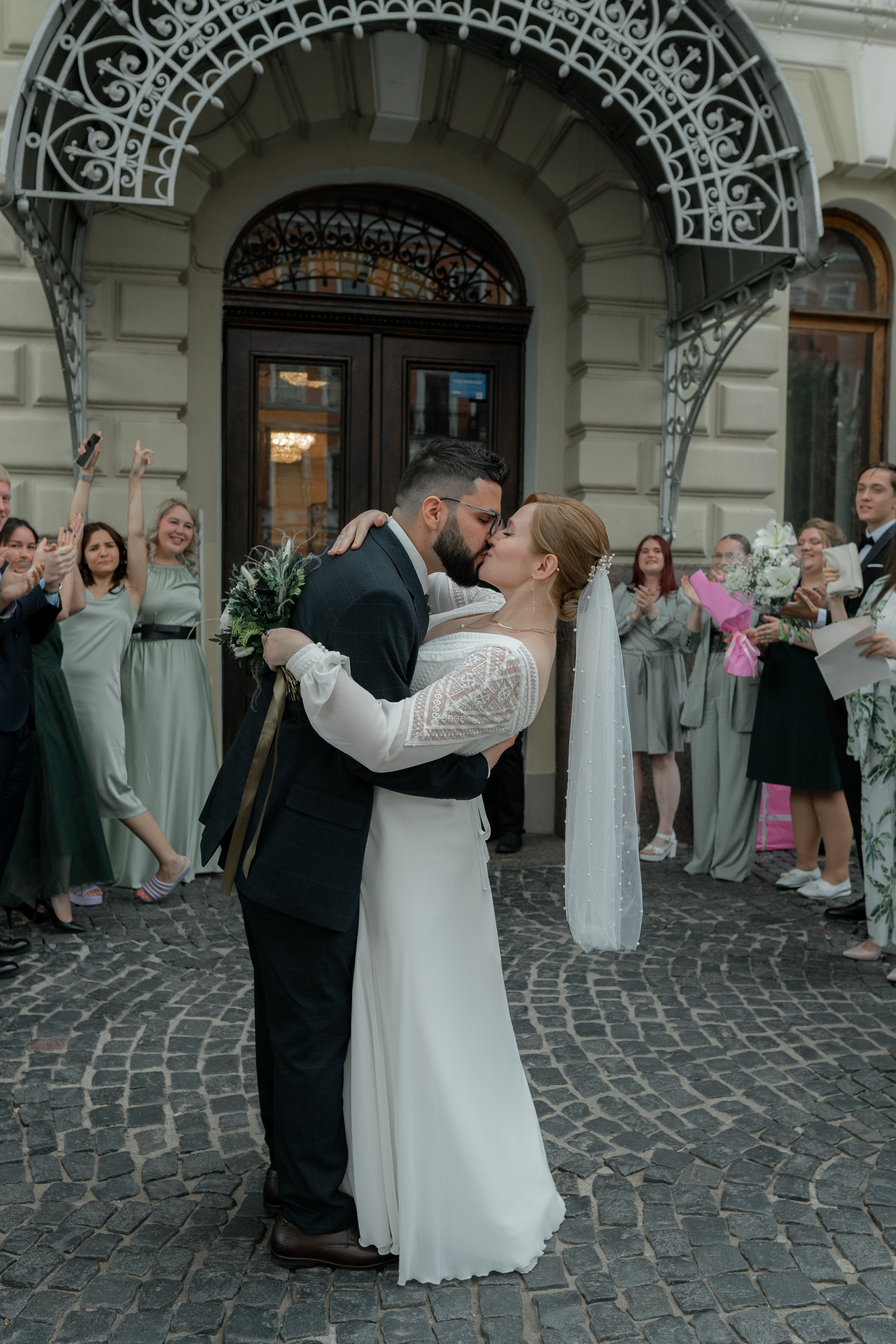 Летняя свадебная фотосессия на закате в Санкт-Петербурге. Свадебный фотограф Александр Невский в Санкт-Петербурге