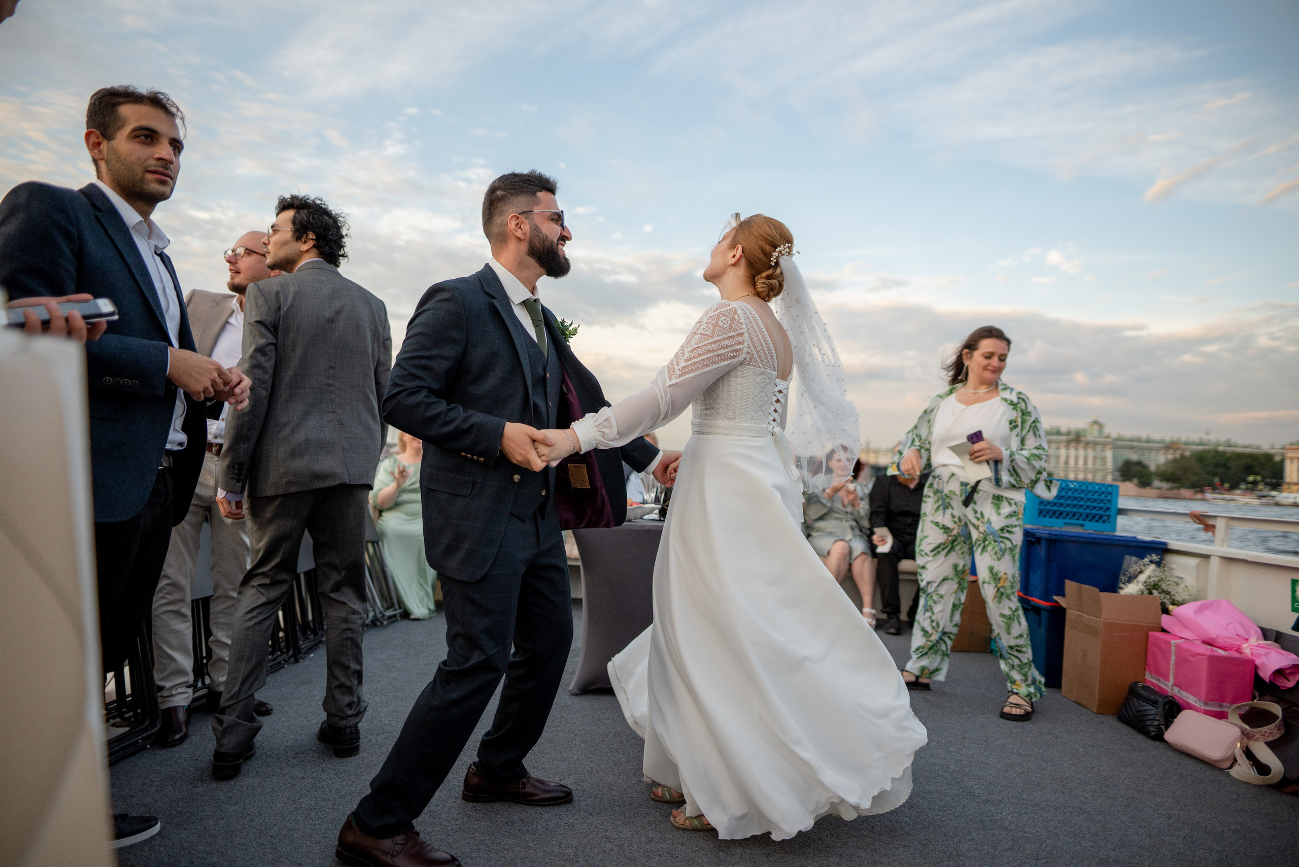 Летняя свадебная фотосессия на закате в Санкт-Петербурге. Свадебный фотограф Александр Невский в Санкт-Петербурге