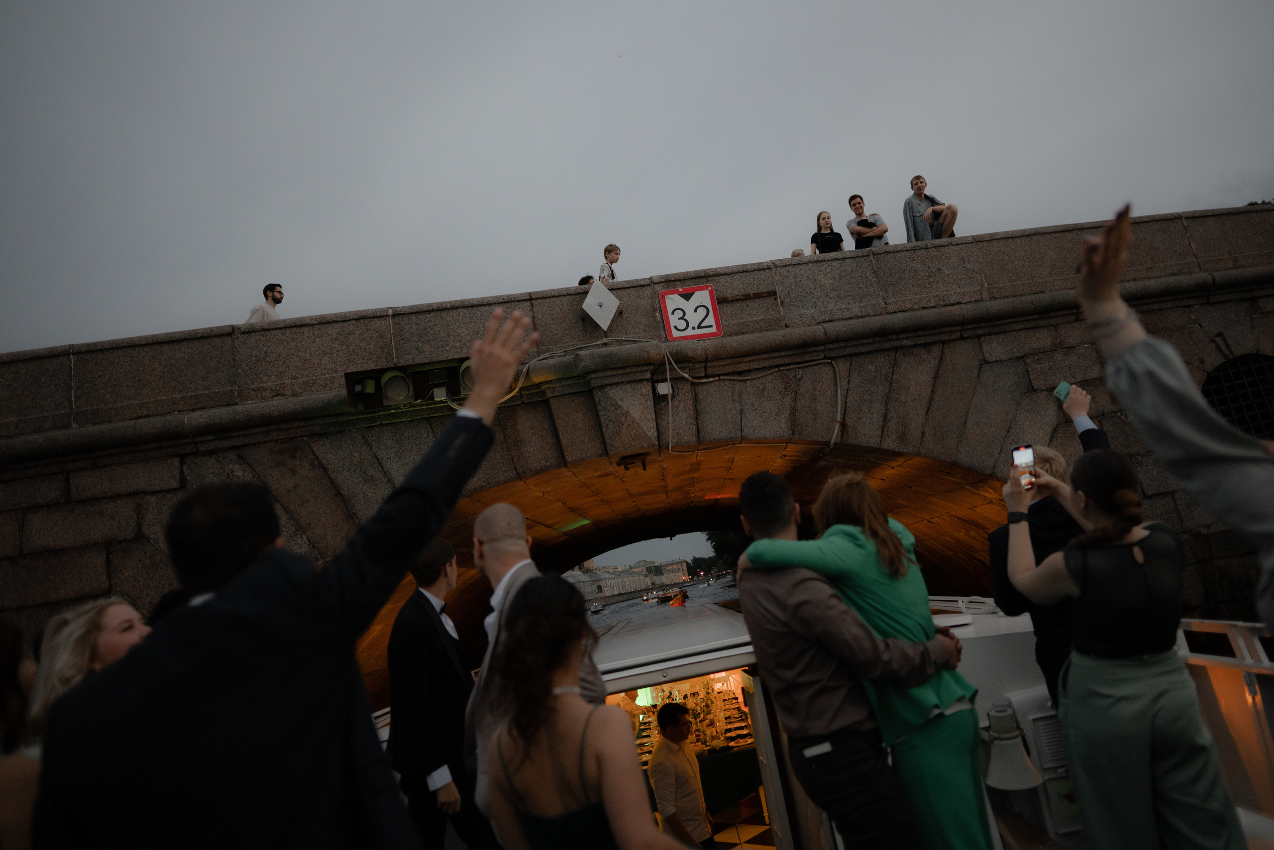 Летняя свадебная фотосессия на закате в Санкт-Петербурге. Свадебный фотограф Александр Невский в Санкт-Петербурге