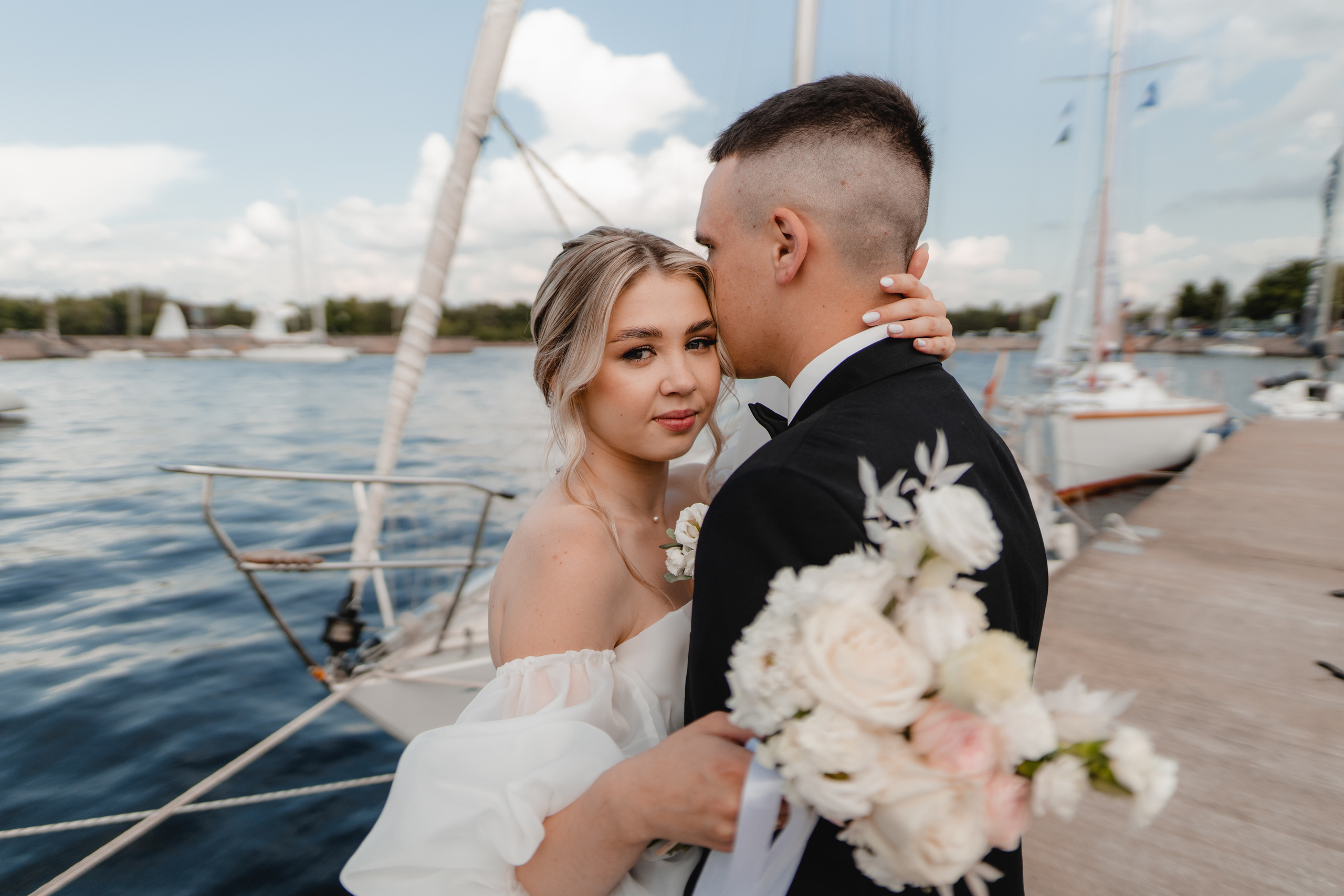 Летняя выездная свадебная регистрация в Санкт-Петербурге. Свадебный фотограф Александр Невский в Санкт-Петербурге