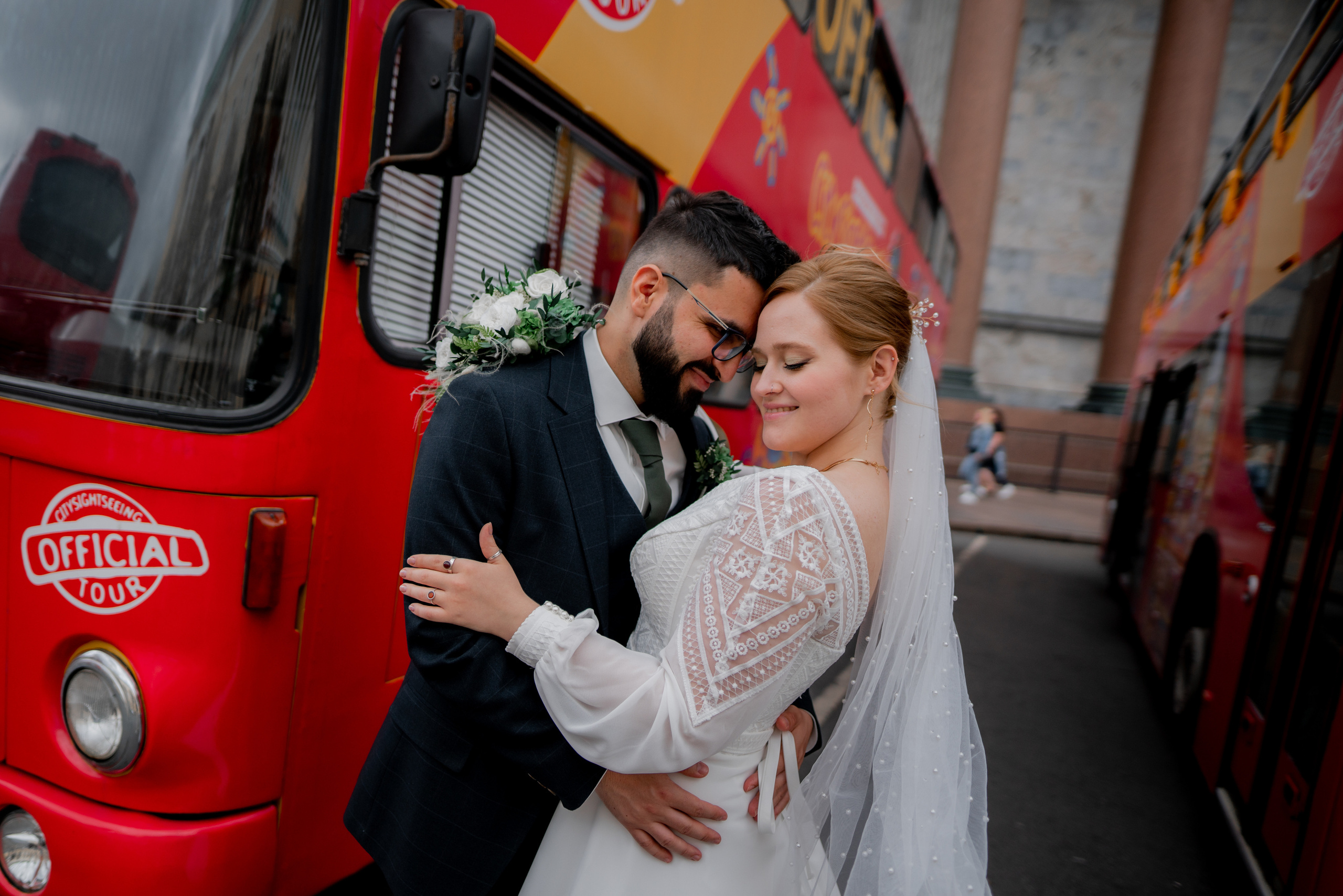 Летняя свадебная фотосессия на закате в Санкт-Петербурге. Свадебный фотограф Александр Невский в Санкт-Петербурге