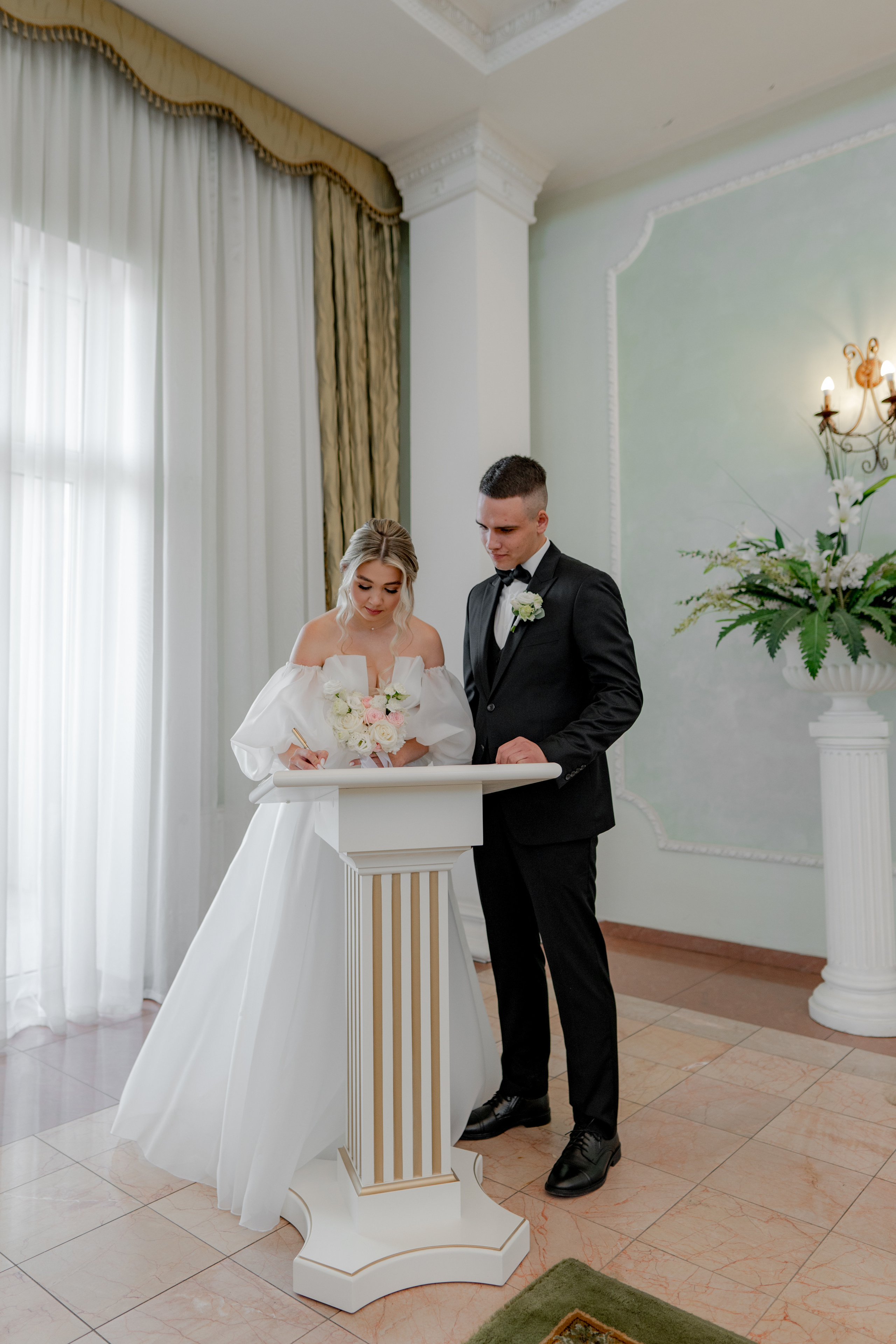 Летняя выездная свадебная регистрация в Санкт-Петербурге. Свадебный фотограф Александр Невский в Санкт-Петербурге