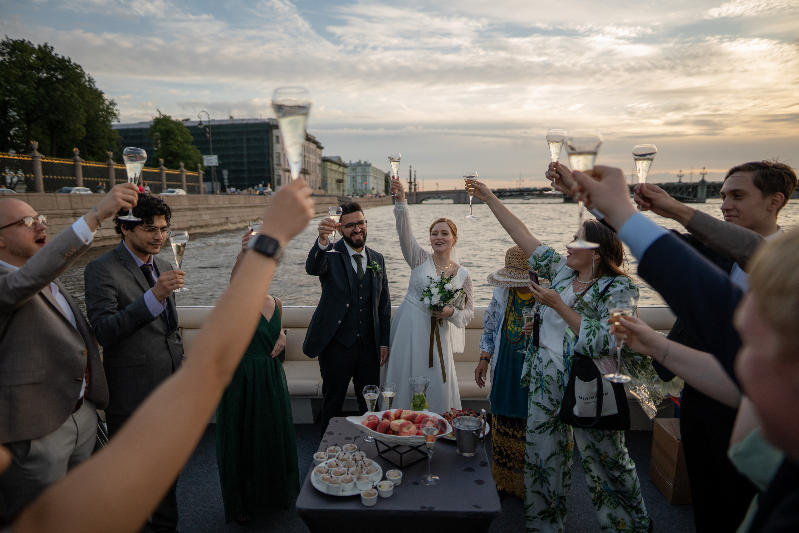 Летняя свадебная фотосессия на закате в Санкт-Петербурге. Свадебный фотограф Александр Невский в Санкт-Петербурге