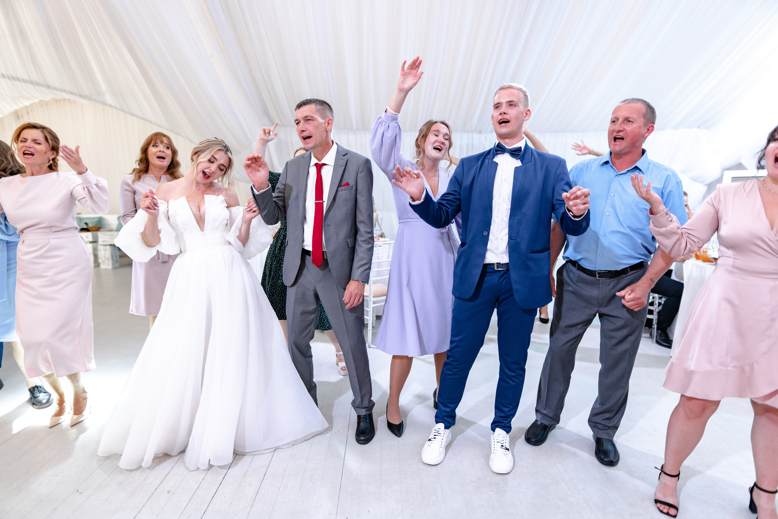 Летняя выездная свадебная регистрация в Санкт-Петербурге. Свадебный фотограф Александр Невский в Санкт-Петербурге